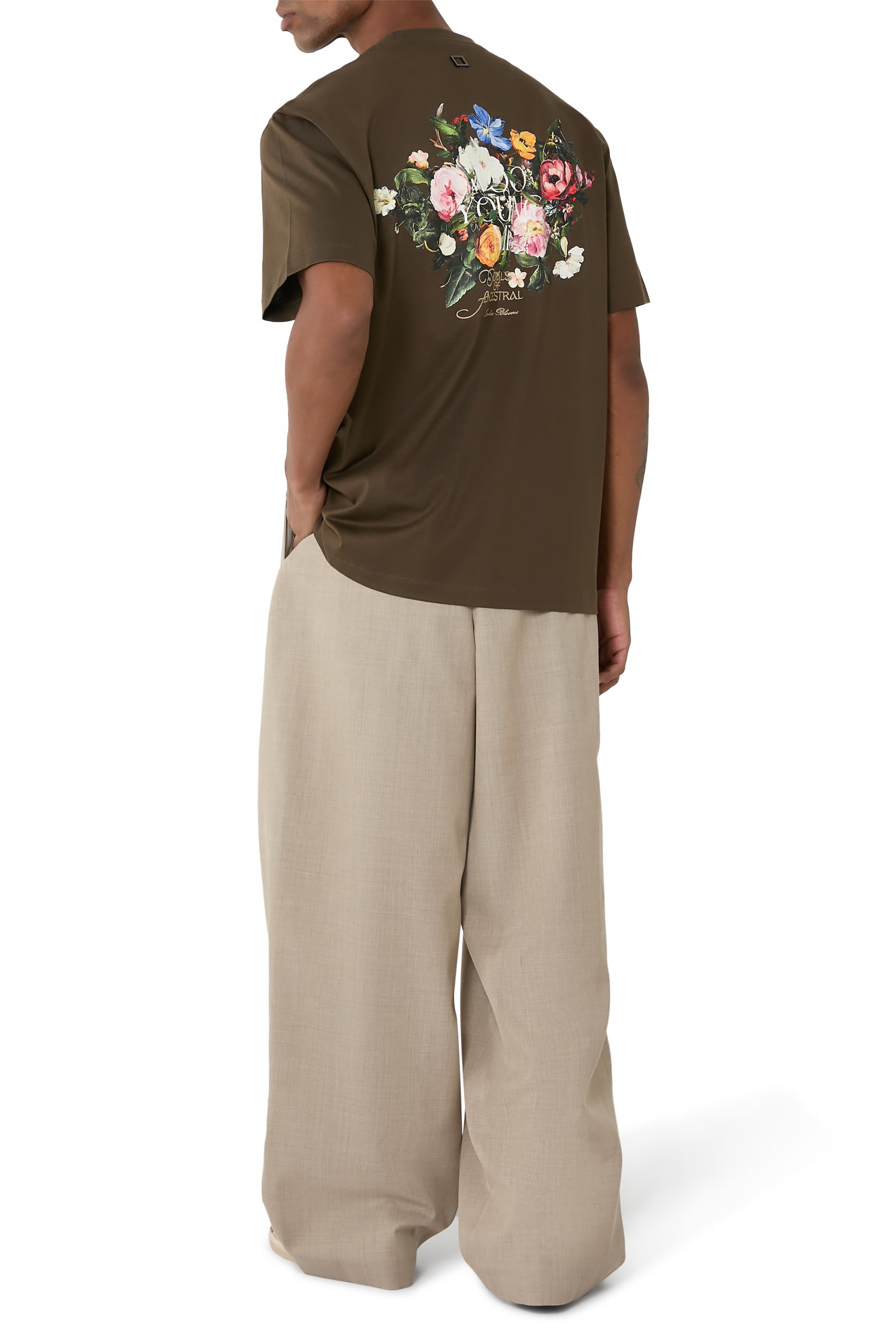 تيشيرت بنقشة شعار الماركة وزهور