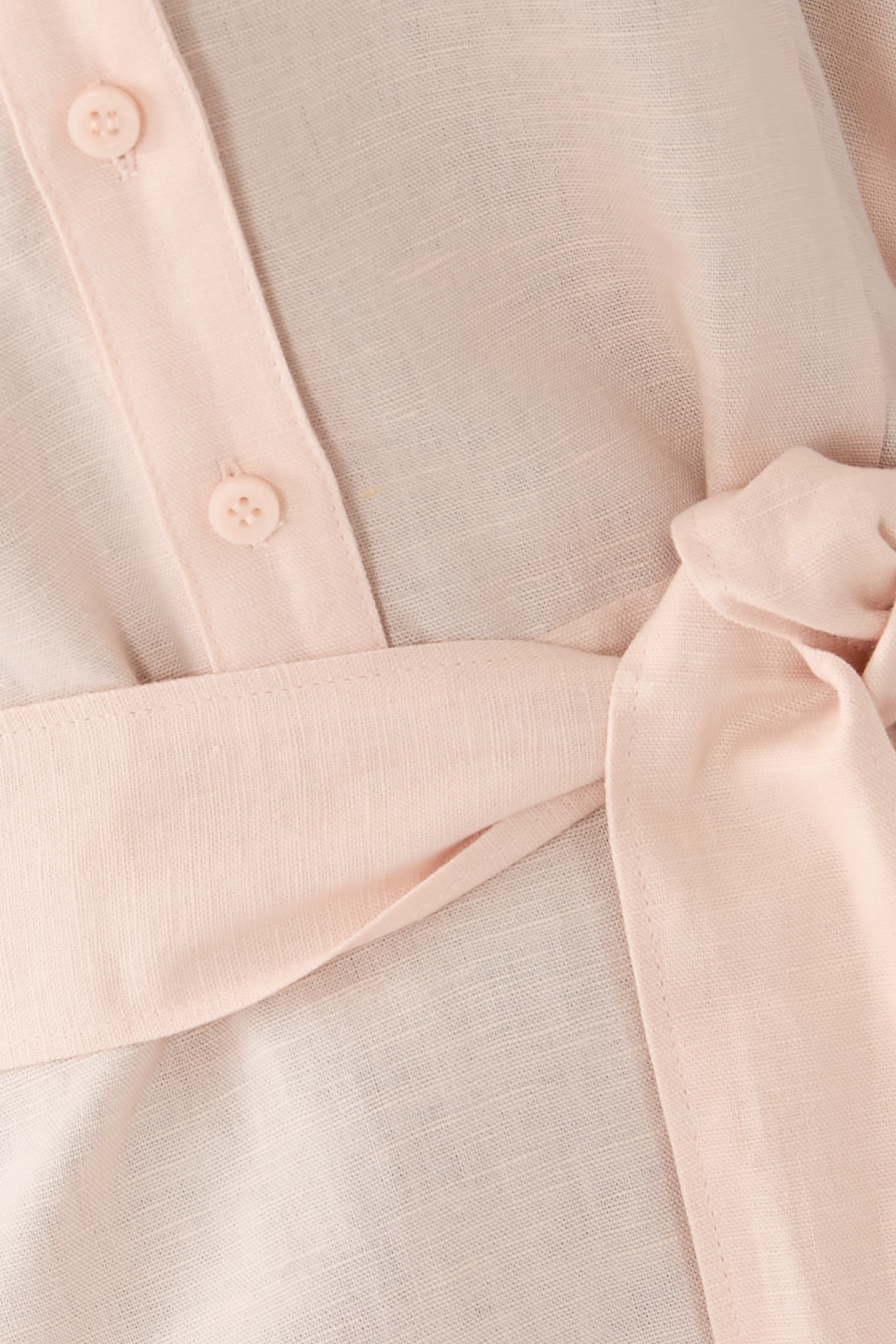 فستان بأكمام قصيرة وياقة على شكل حرف V 