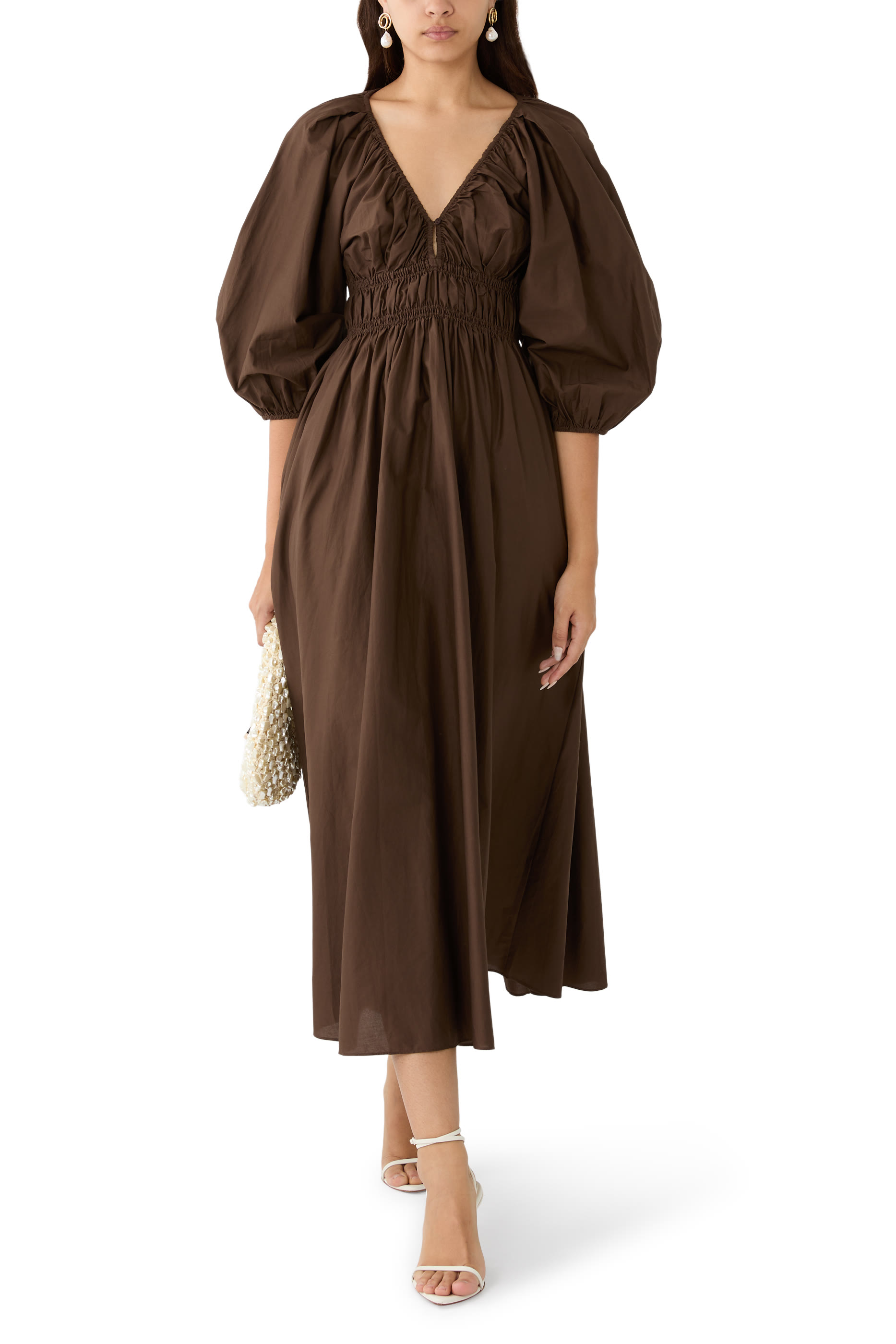 فستان بياقة عميقة وكشكش وأزرار