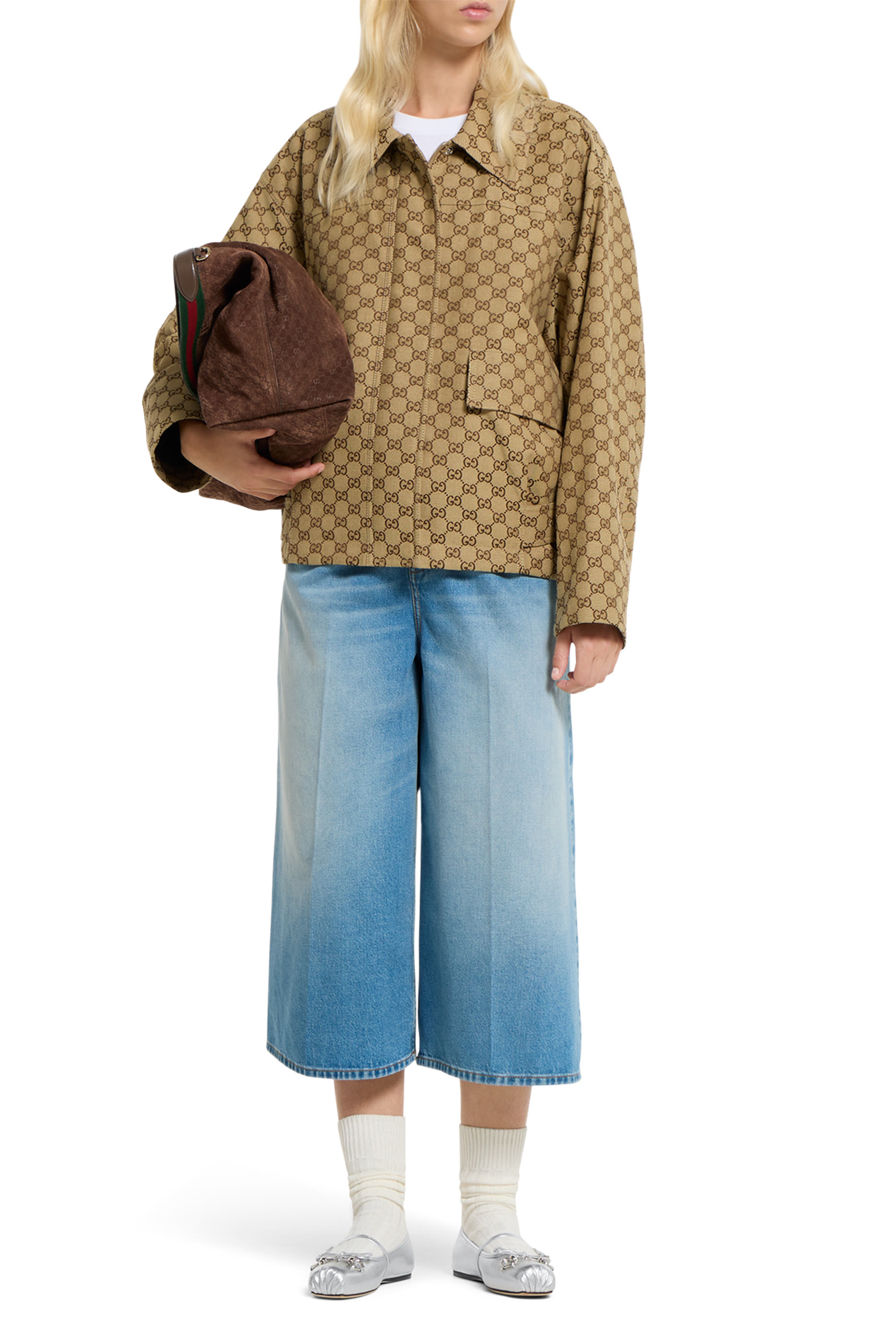 حذاء بالرينا بحلية شعار الماركة