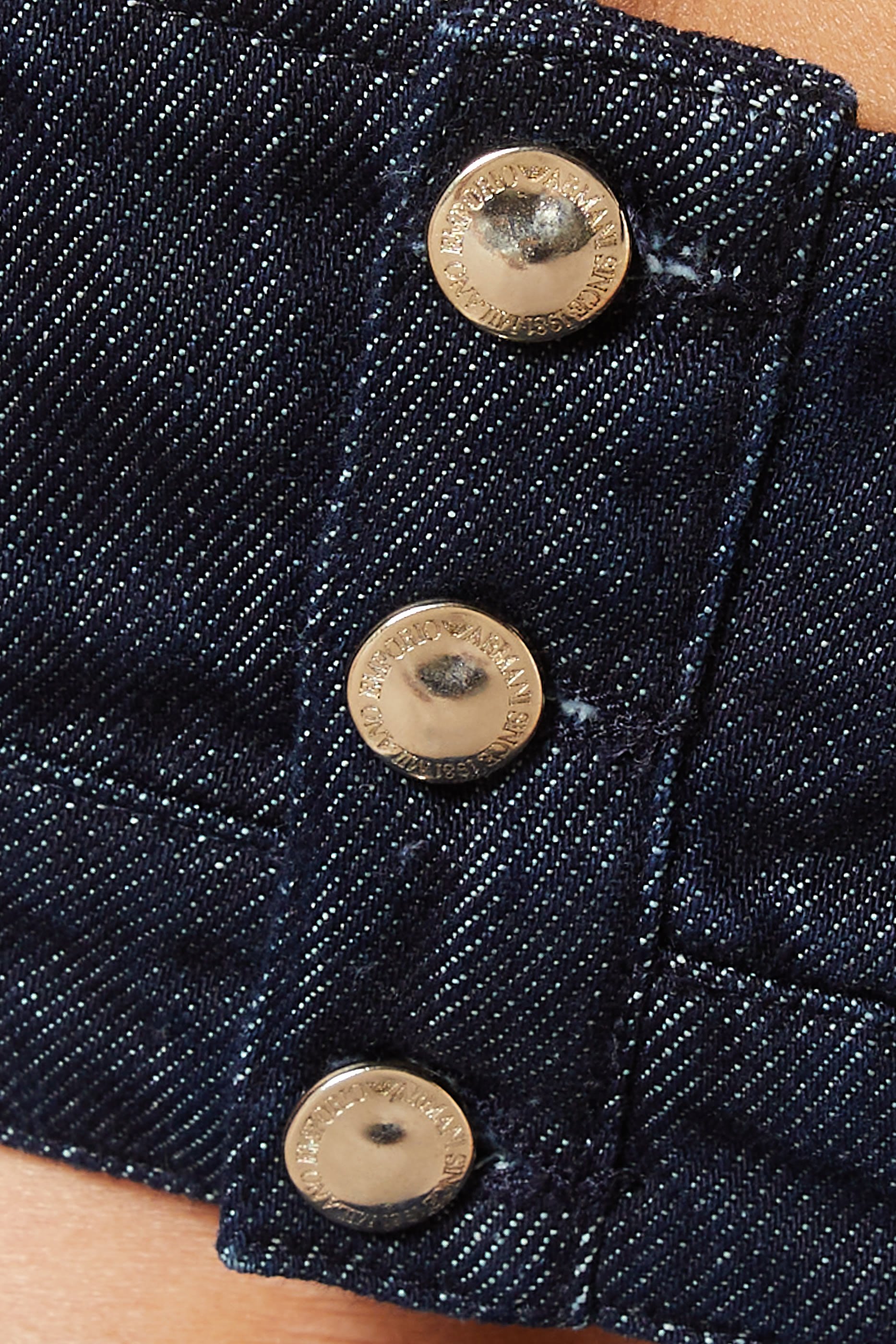 بلوزة بأزرار دنيم