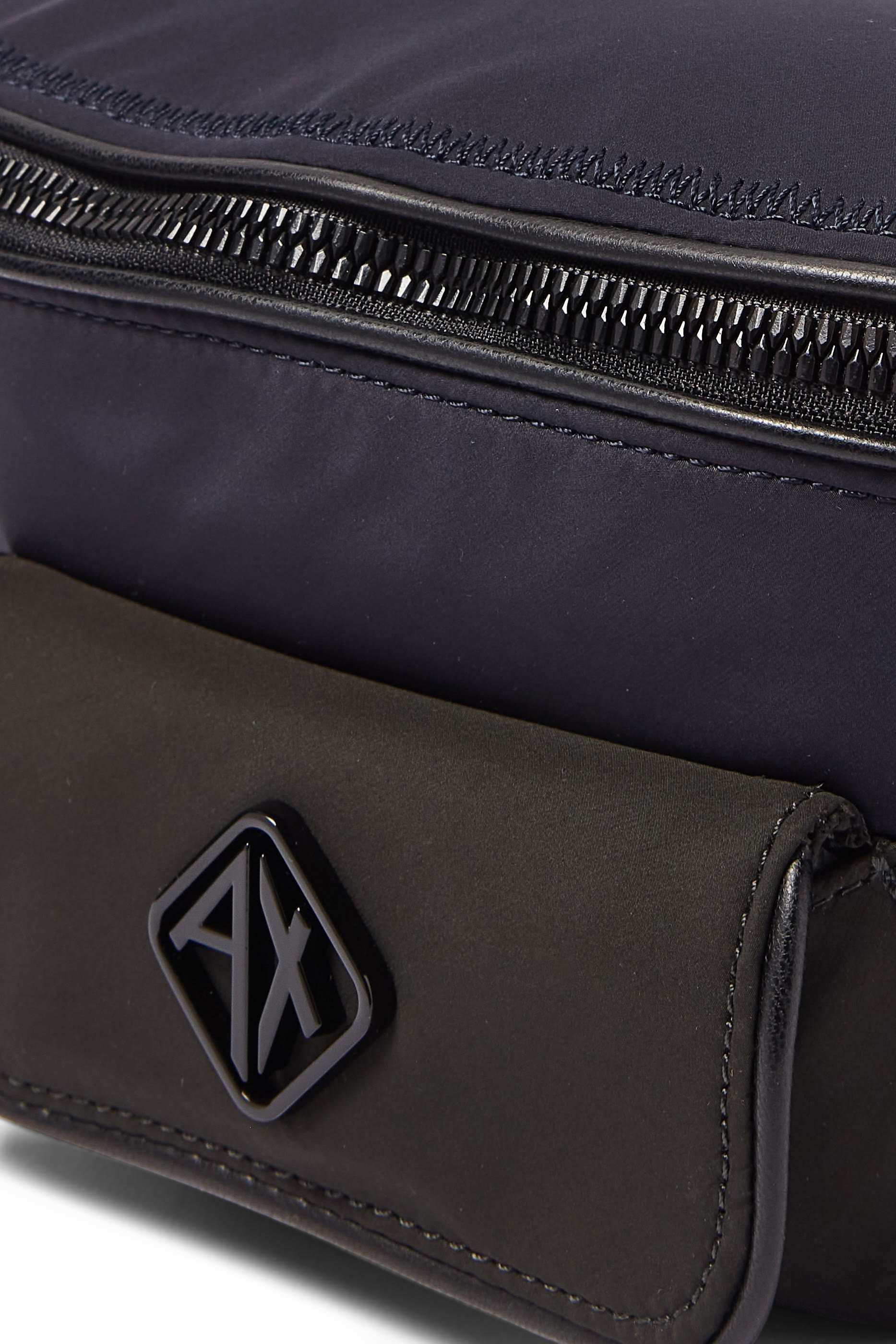 حقيبة خصر بجيب خارجي صغير بشعار الماركة