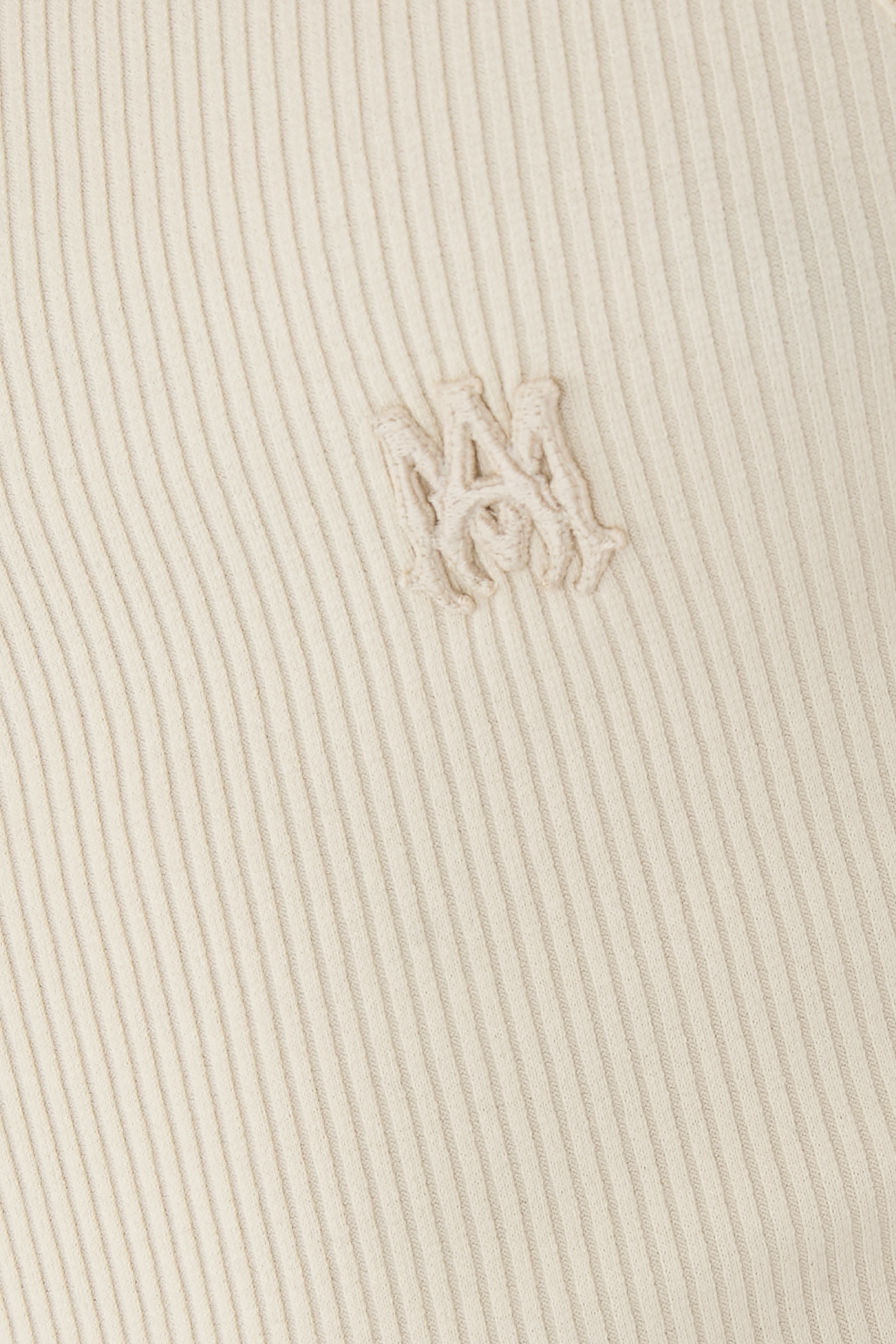 بلوزة بلا أكمام بشعار الماركة بنفس اللون