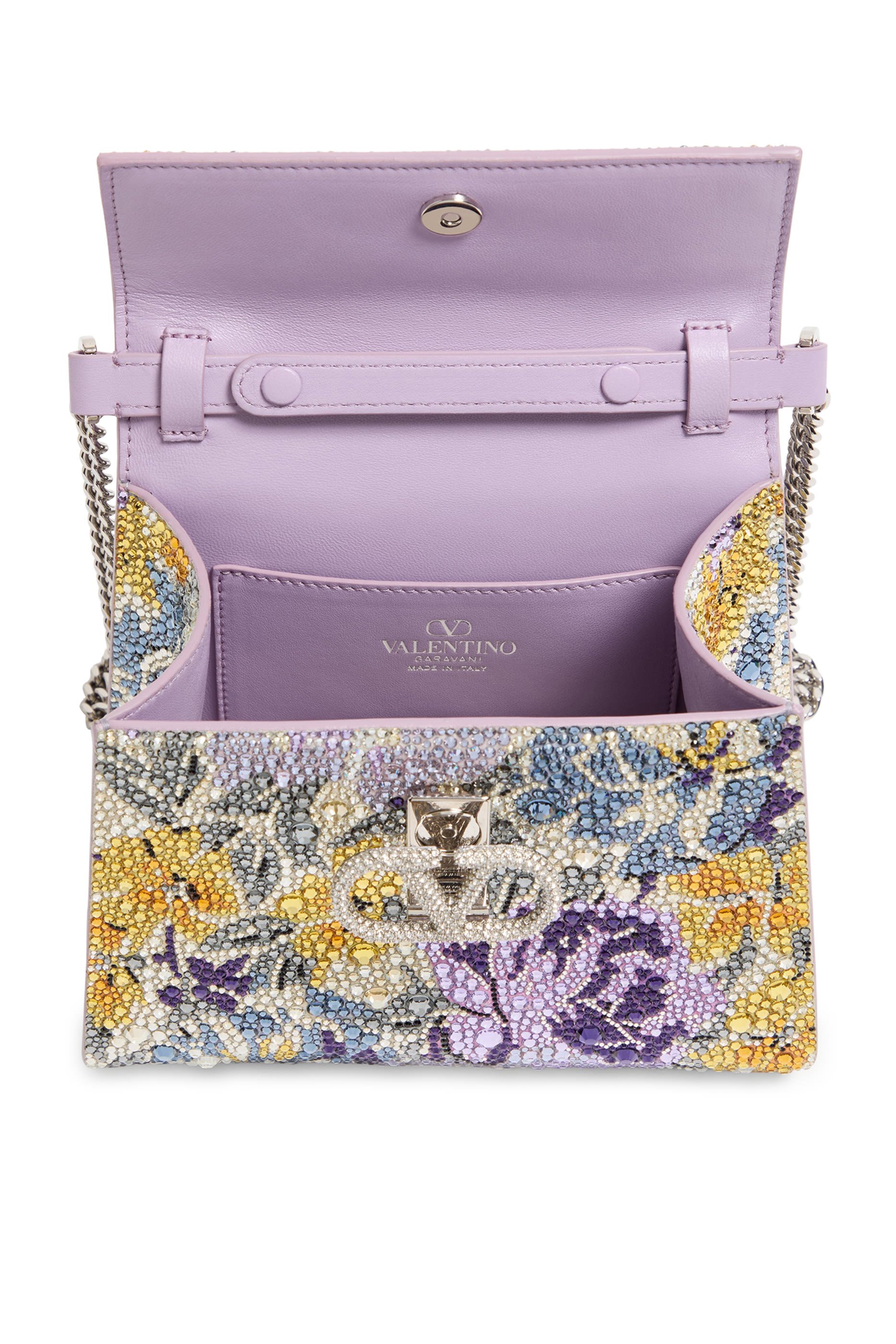 حقيبة بيد علوية وحلية شعار الماركة