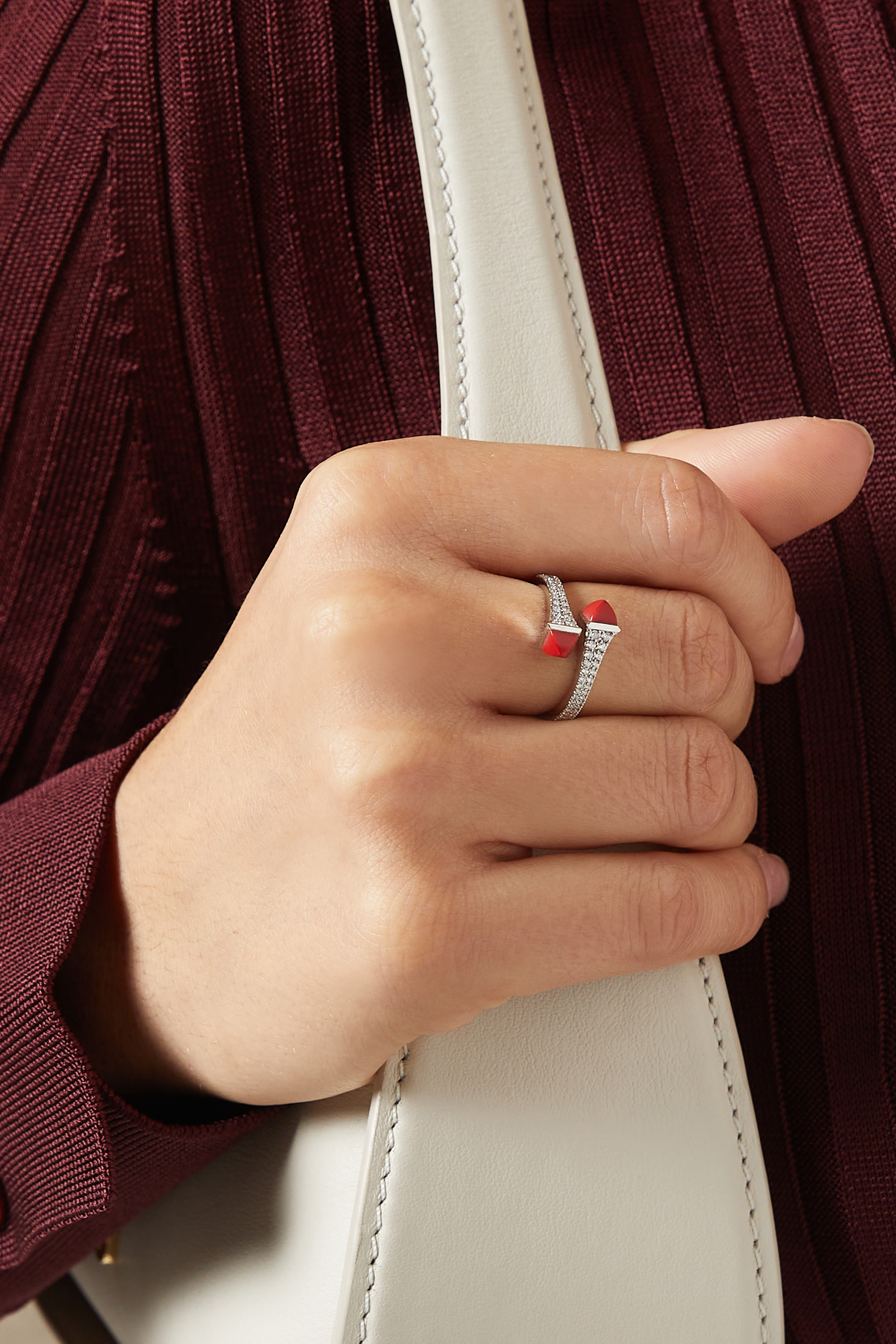 خاتم كليو رقيع مرصع بالماس والمرجان الأحمر ذهب أبيض عيار 18