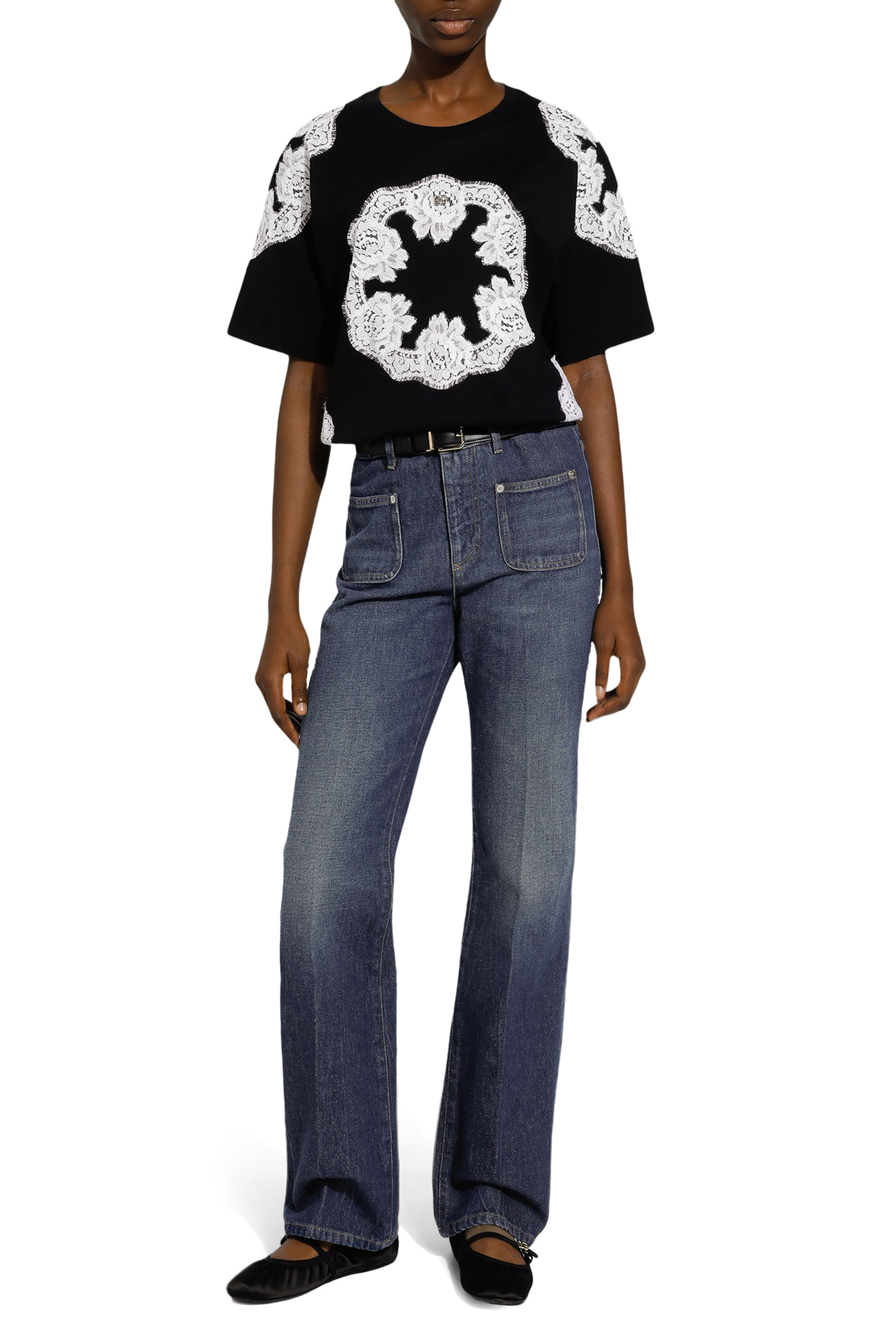 تيشيرت بشعار الماركة وتفاصيل دانتيل جيرسيه