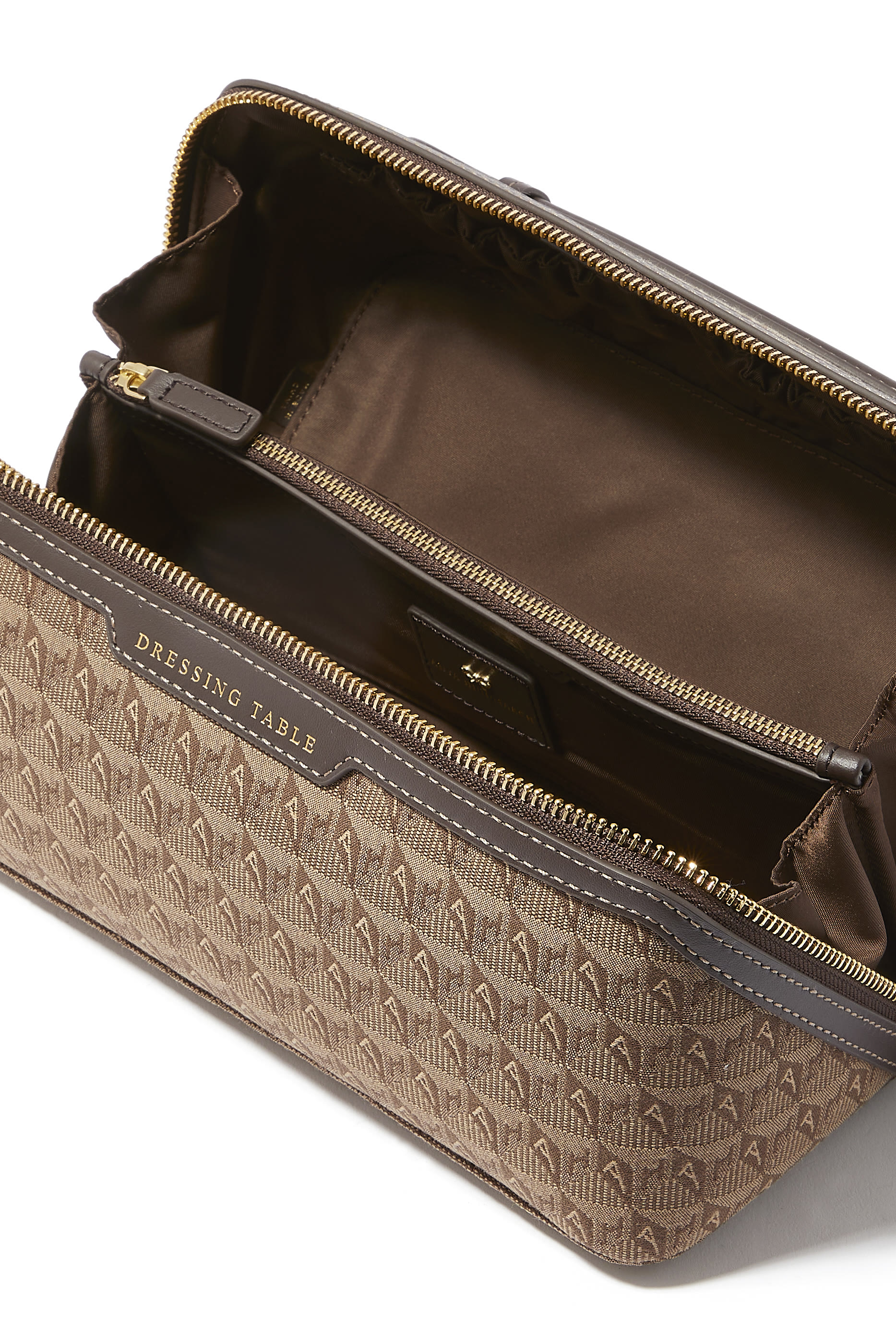 حقيبة مستحضرات تجميل جاكار بشعار الماركة