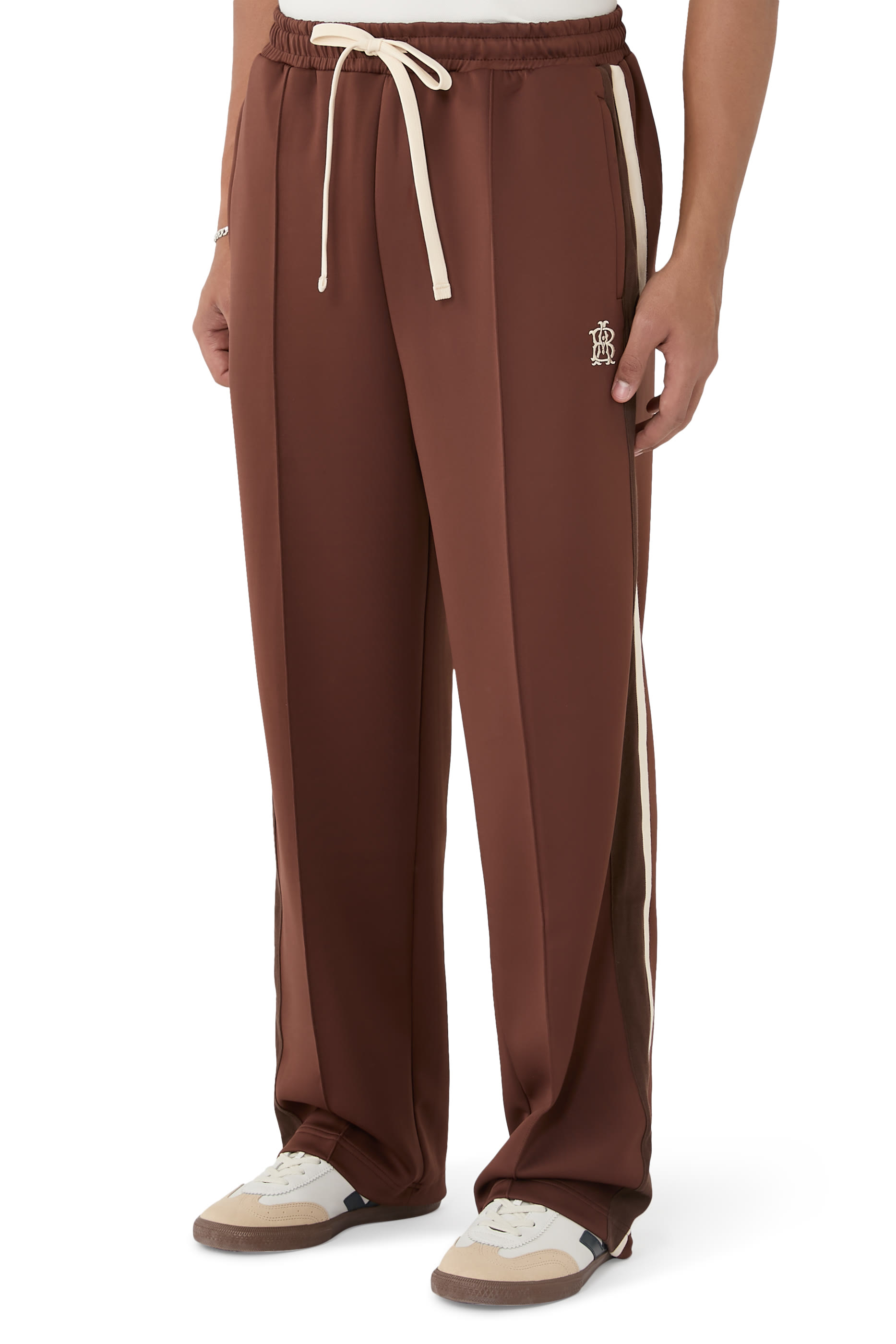 بنطال رياضي بحروف شعار الماركة