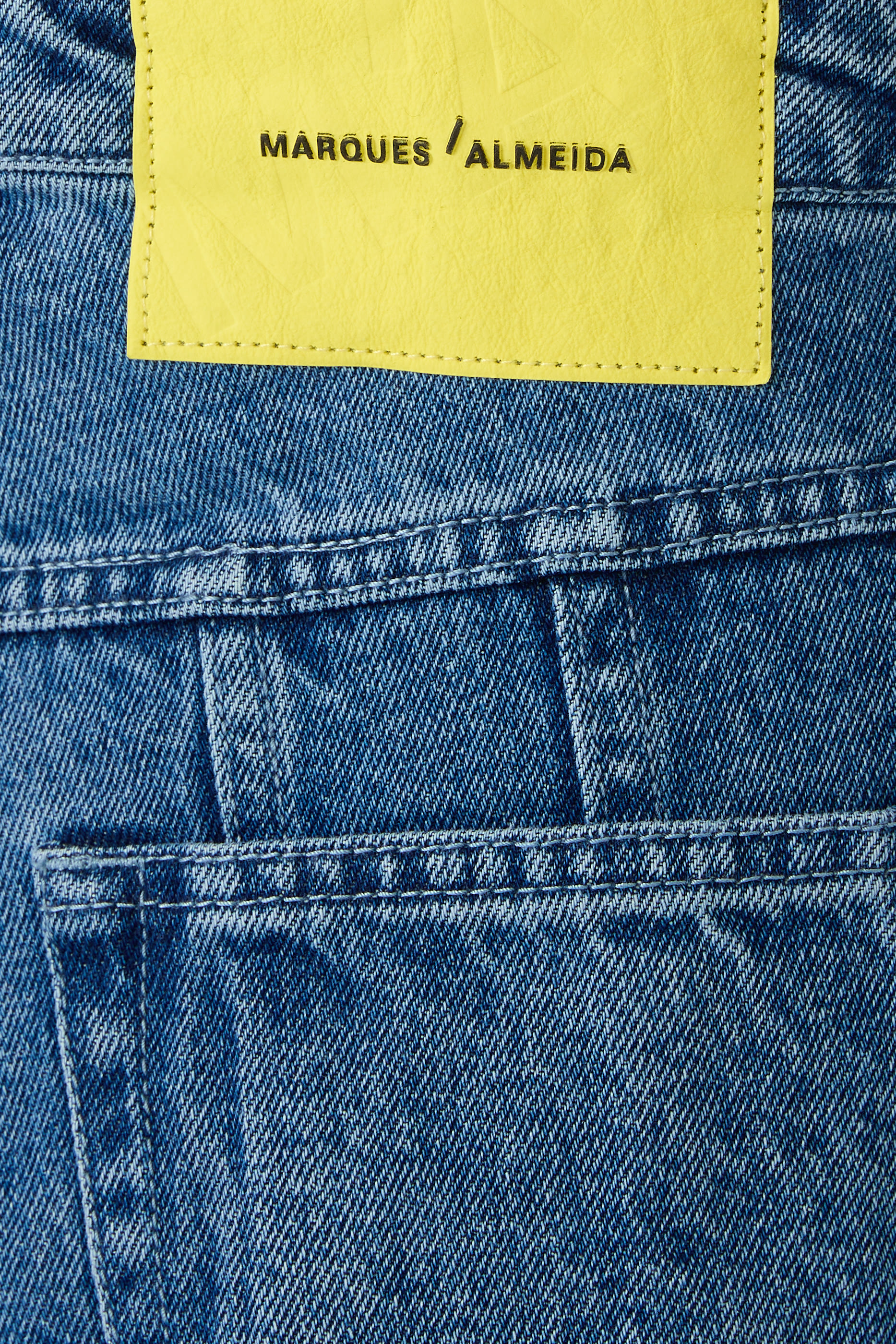 بنطال دنيم بقصة بويفرند بخطوط محاكة