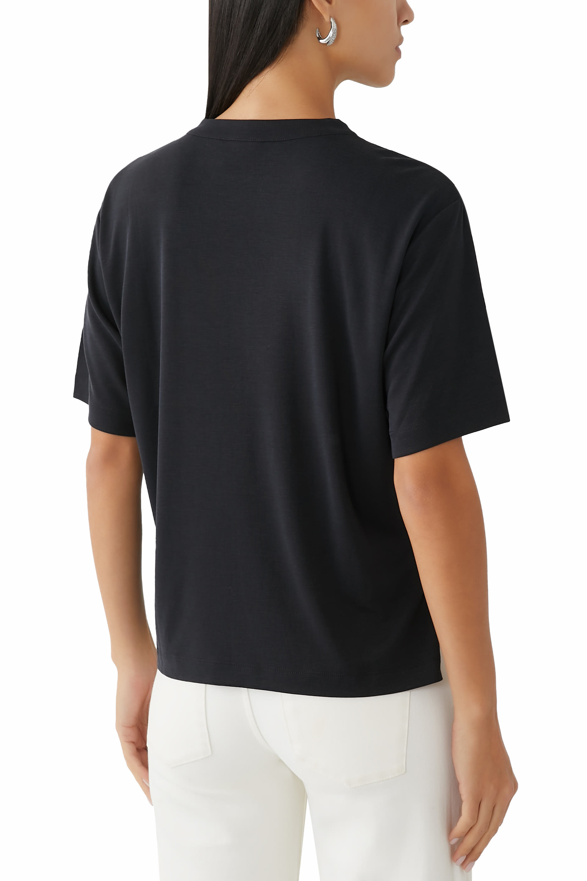 تيشيرت بأكمام قصيرة