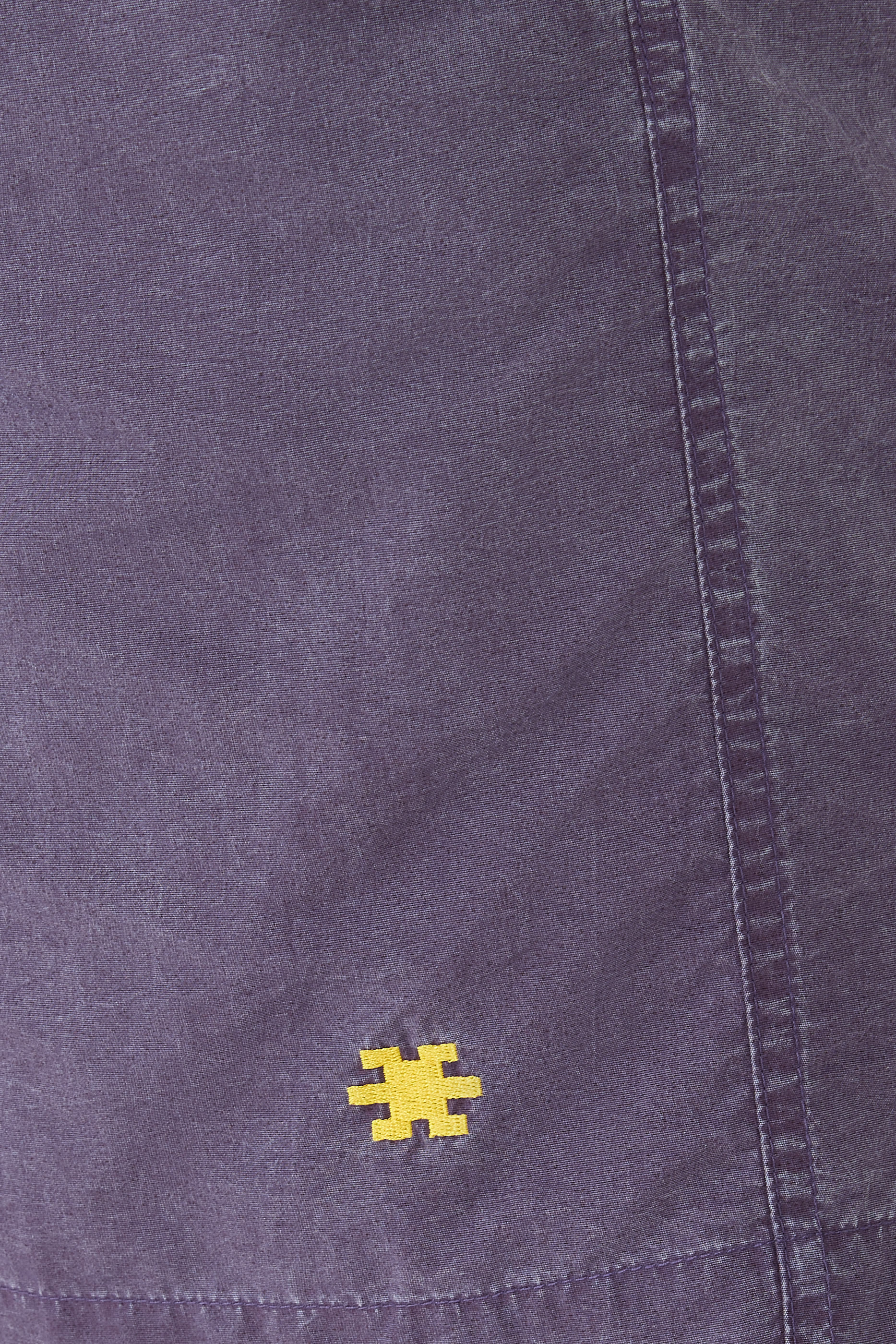 شورت سباحة بشعار الماركة بلون باهت