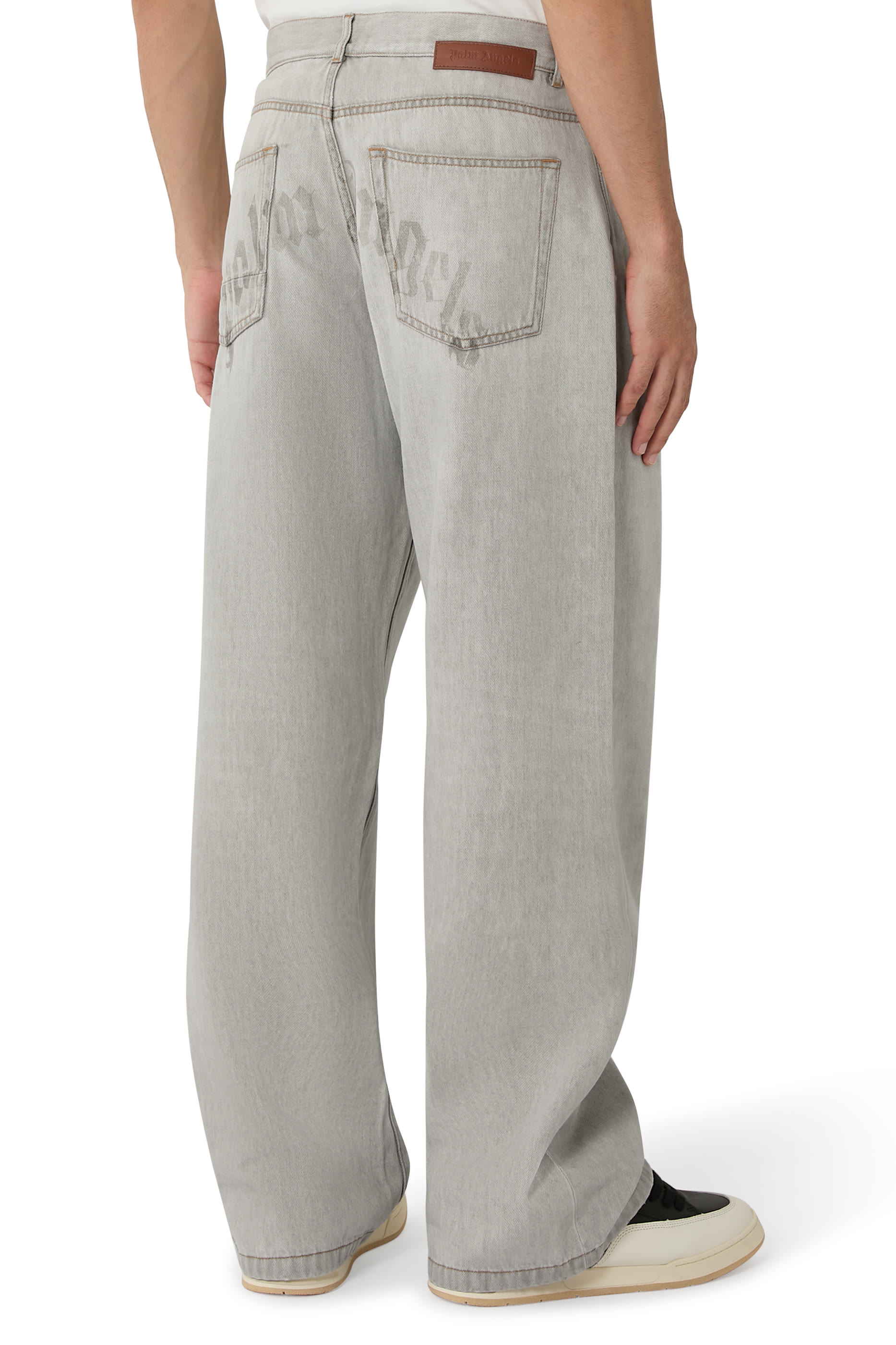 بنطال دنيم بقصة فضفاضة بشعار الماركة بتصميم مقوس