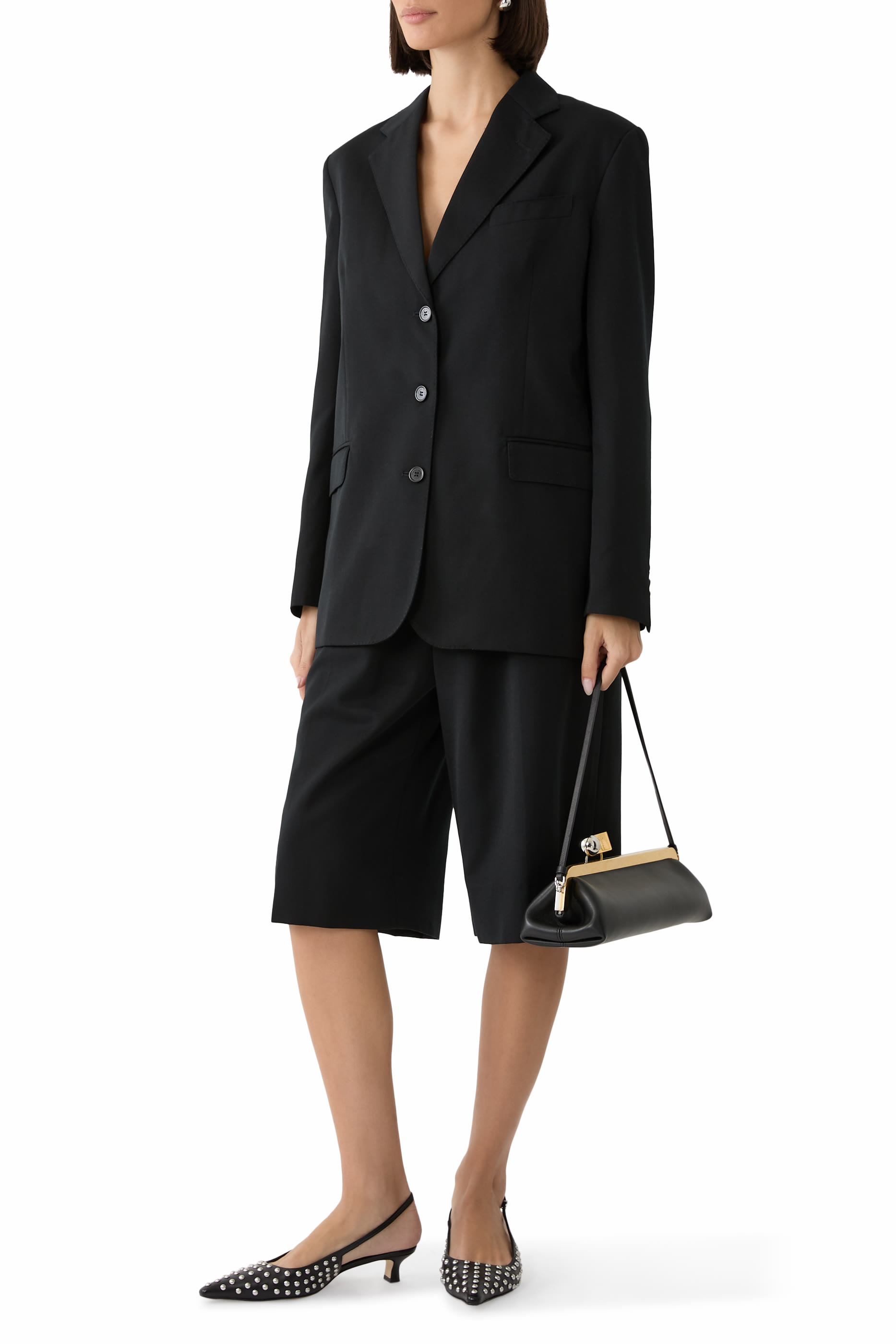 شورت بقصة ساق واسعة طويلة وزهرة أقحوان من لؤلؤ