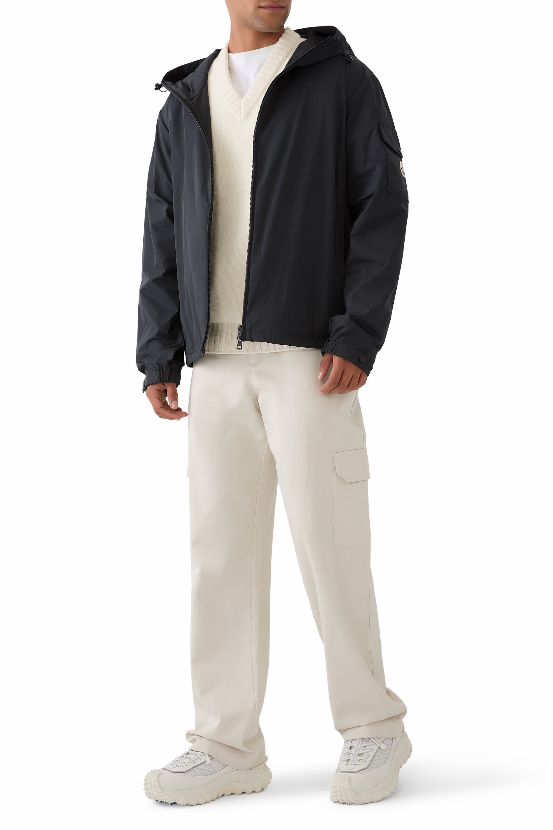 جاكيت بغطاء رأس وتفاصيل شعار الماركة