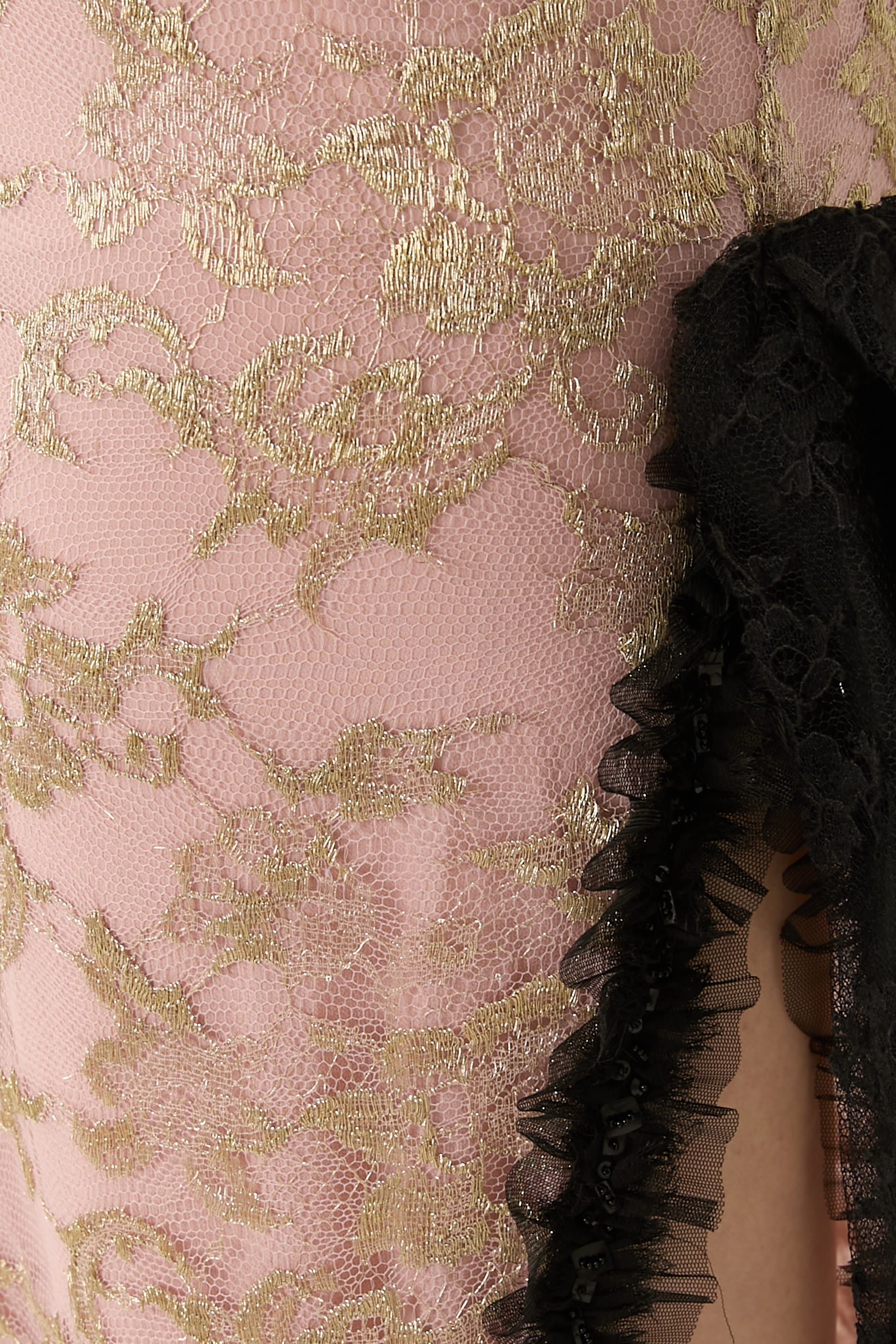 فستان بياقة عالية دانتيل