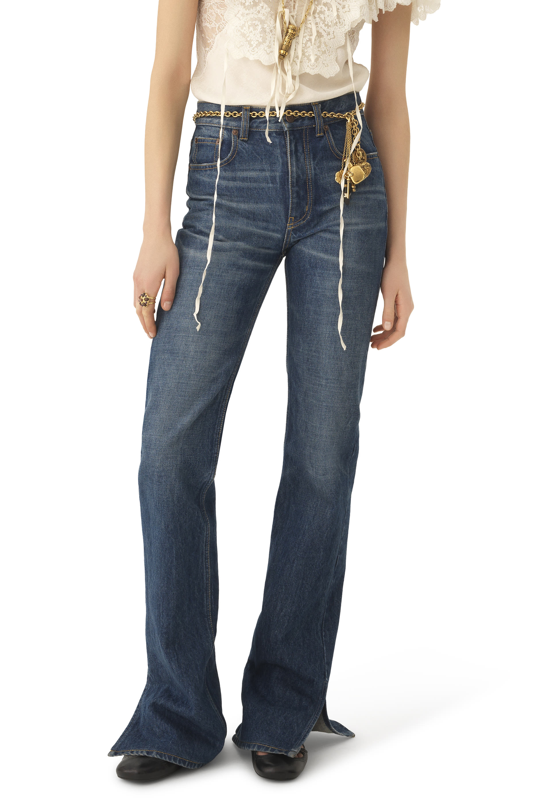 بنطال جينز بقصة مستقيمة وفتحات على الجوانب