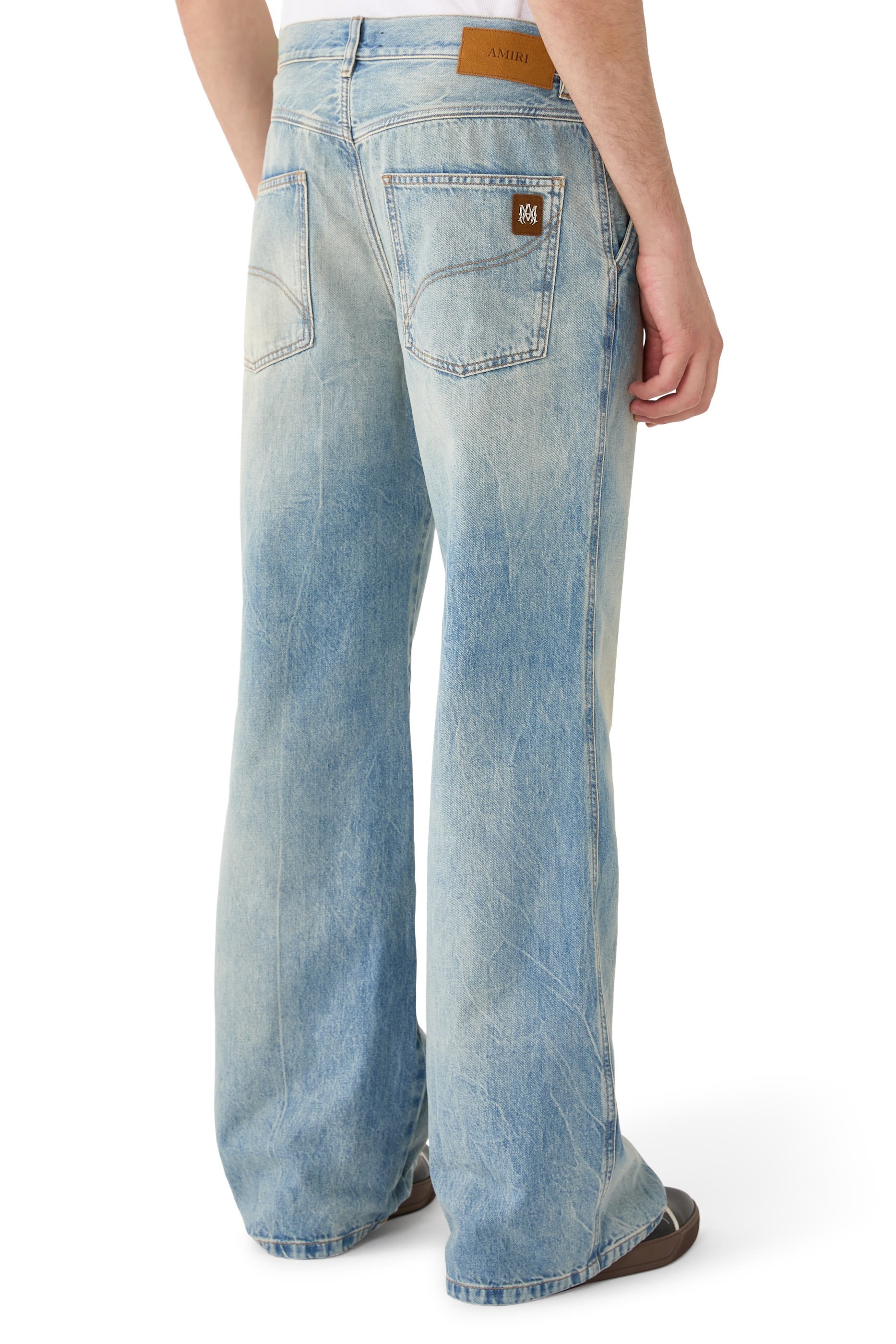 بنطال جينز بقصة واسعة من الأسفل