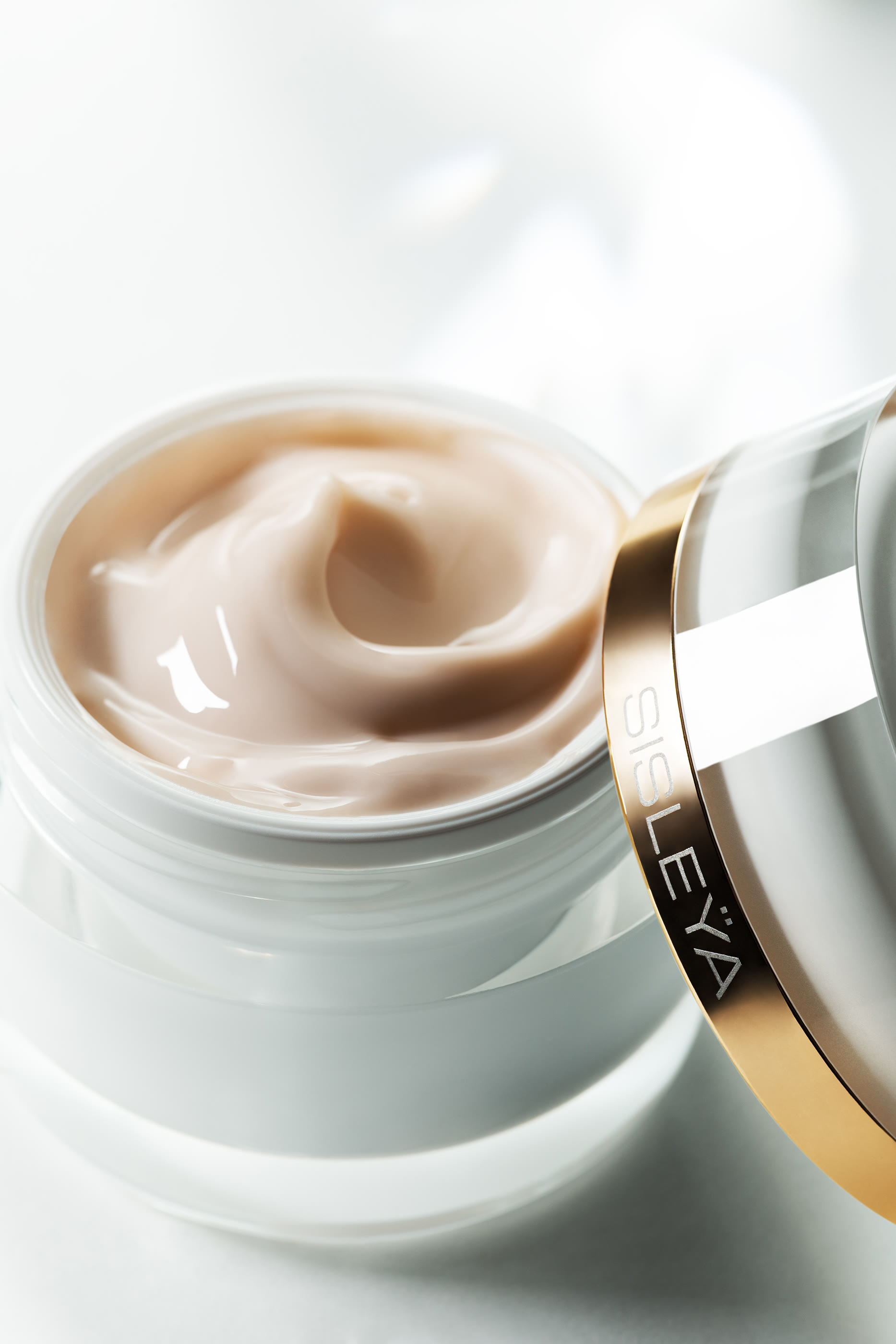 كريم جل سيسليا لانتيجرال لمقاومة علامات التقدم في السن وإنعاش البشرة