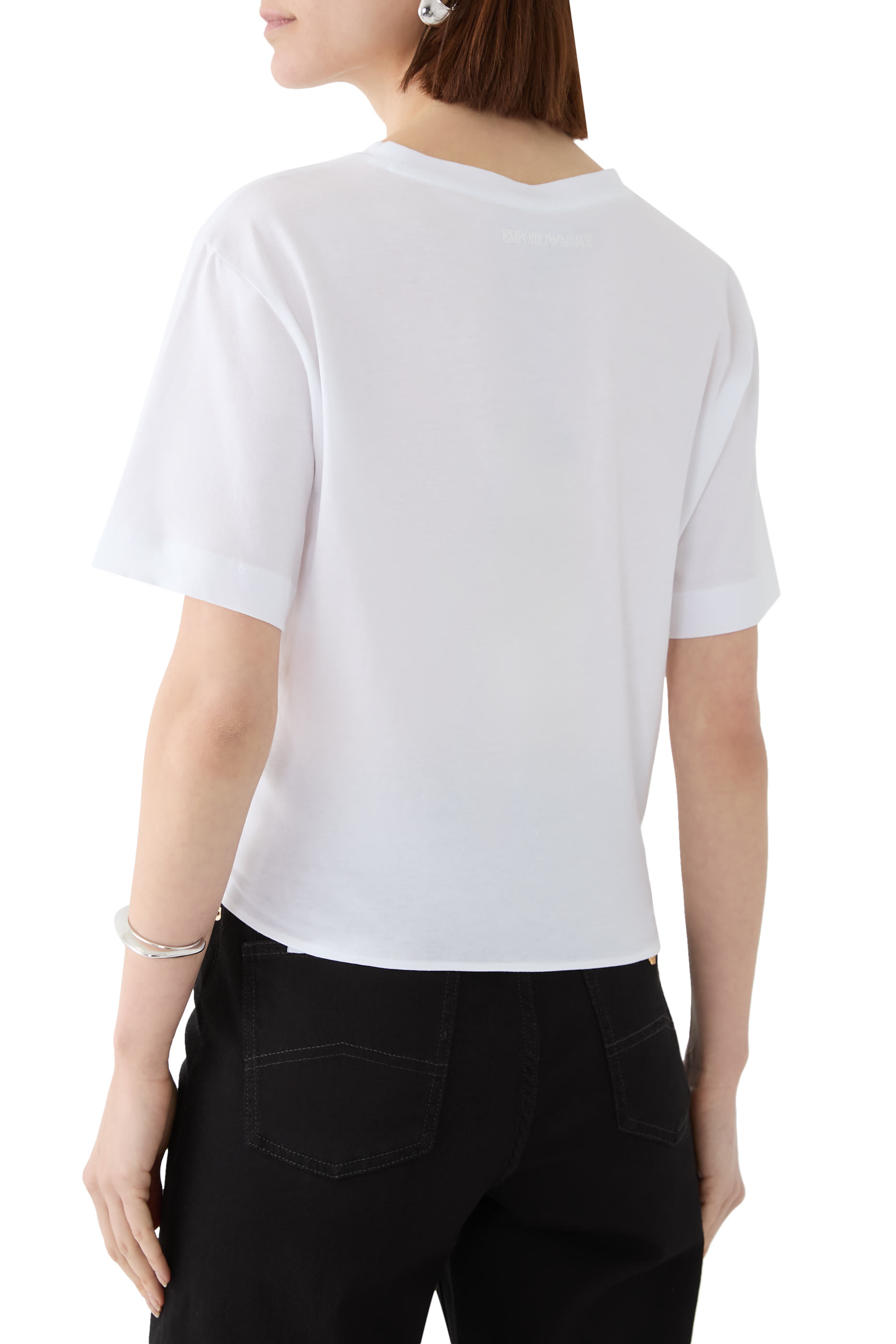 تيشيرت بعقدة وشعار الماركة