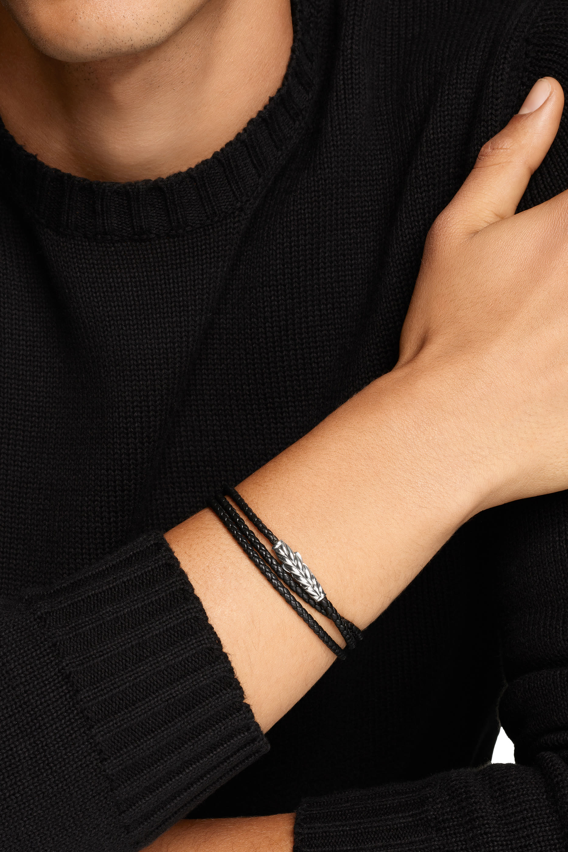 سوار ملفوف بثلاث خيوط بخطوط شيفرون، جلد وفضة إسترلينية