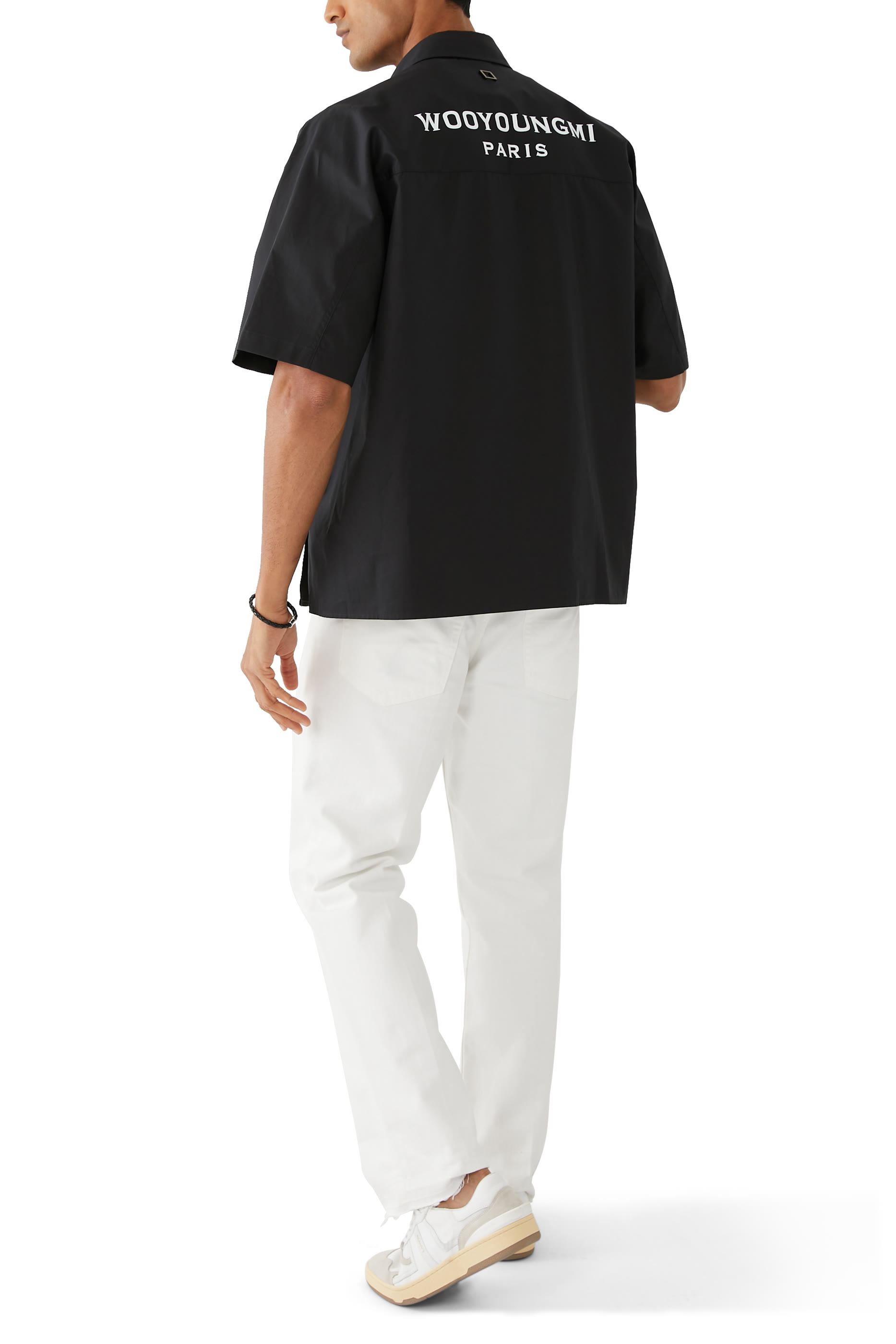 قميص بأكمام قصيرة بطبعات شعار الماركة غرافيك خلفي