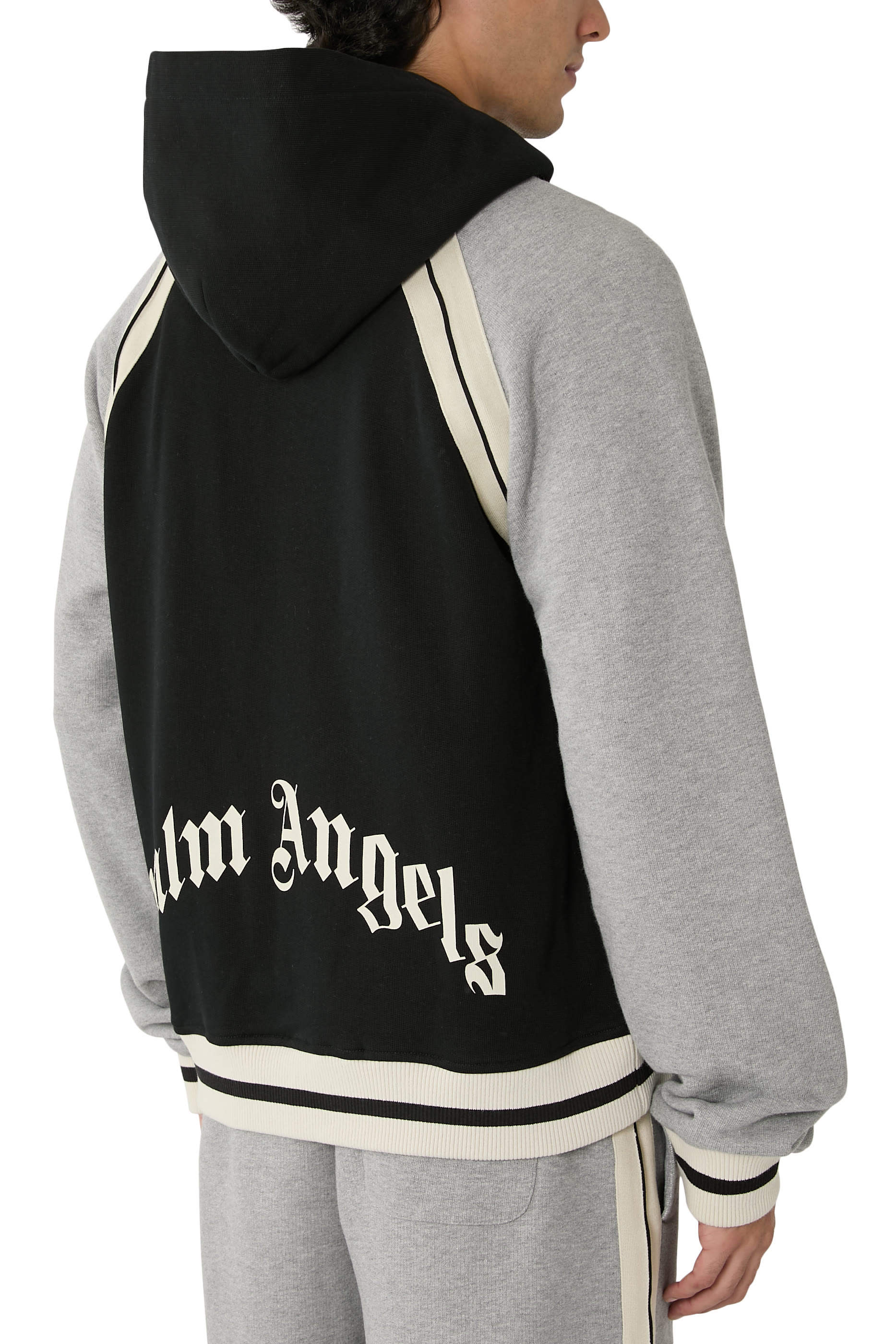 جاكيت بتصميم جامعي رياضي مزين بشعار الماركة بتصميم متموج