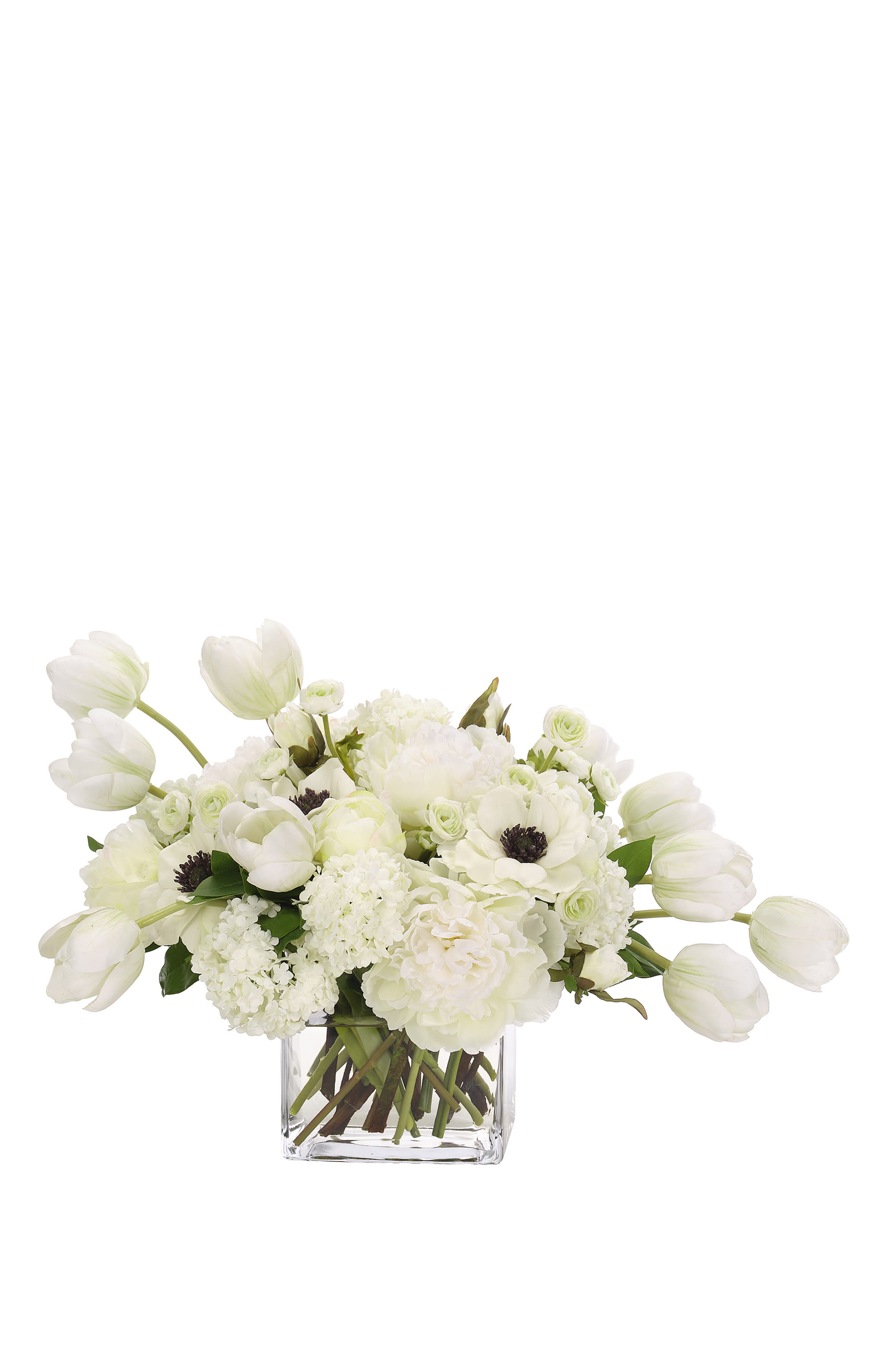 باقة زهور فاوانيا وشقائق النعمان في مزهرية زجاجية مكعبة