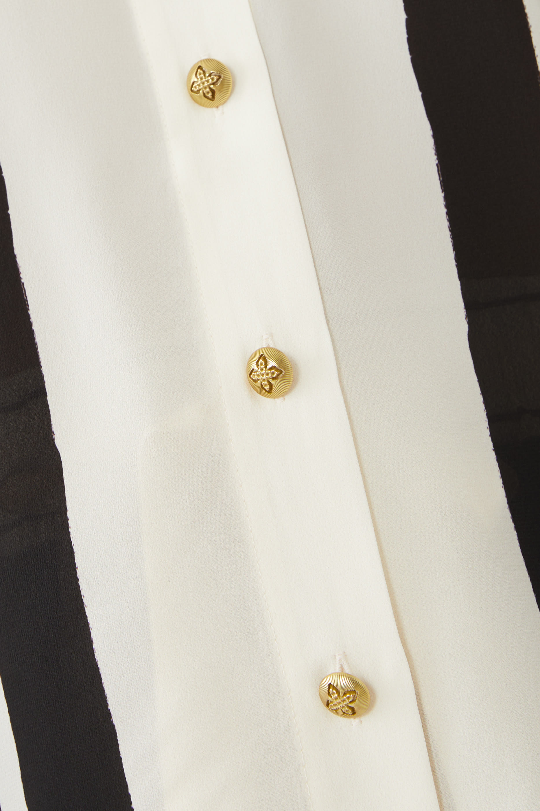 فميص بقصة فضفاضة