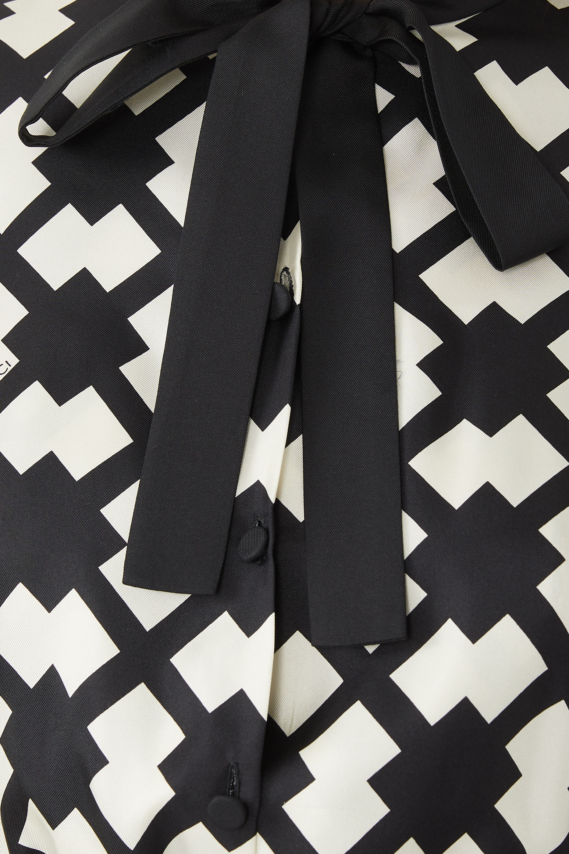 فستان حرير بنقشة معينات