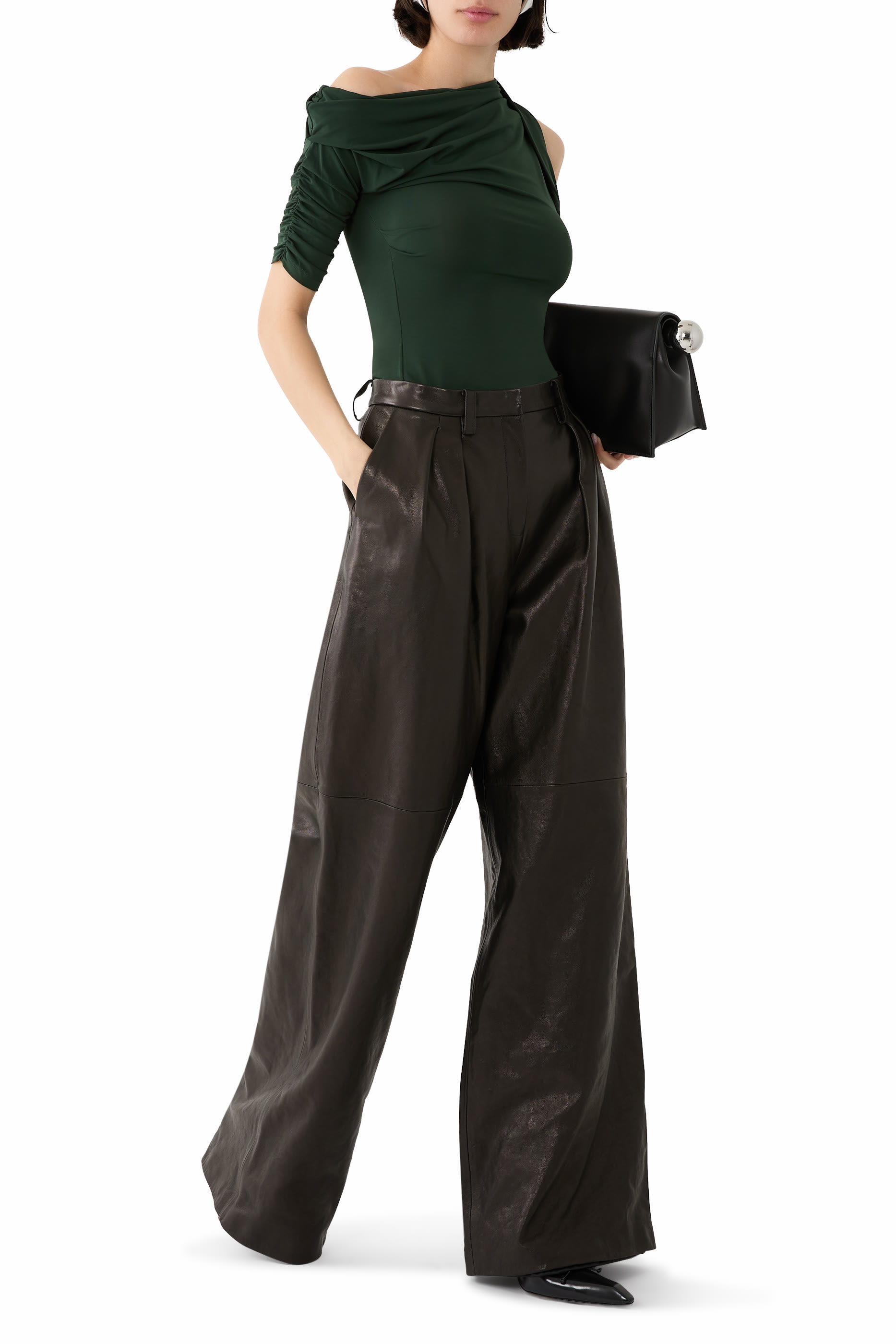 بنطال بقصة واسعة جلد