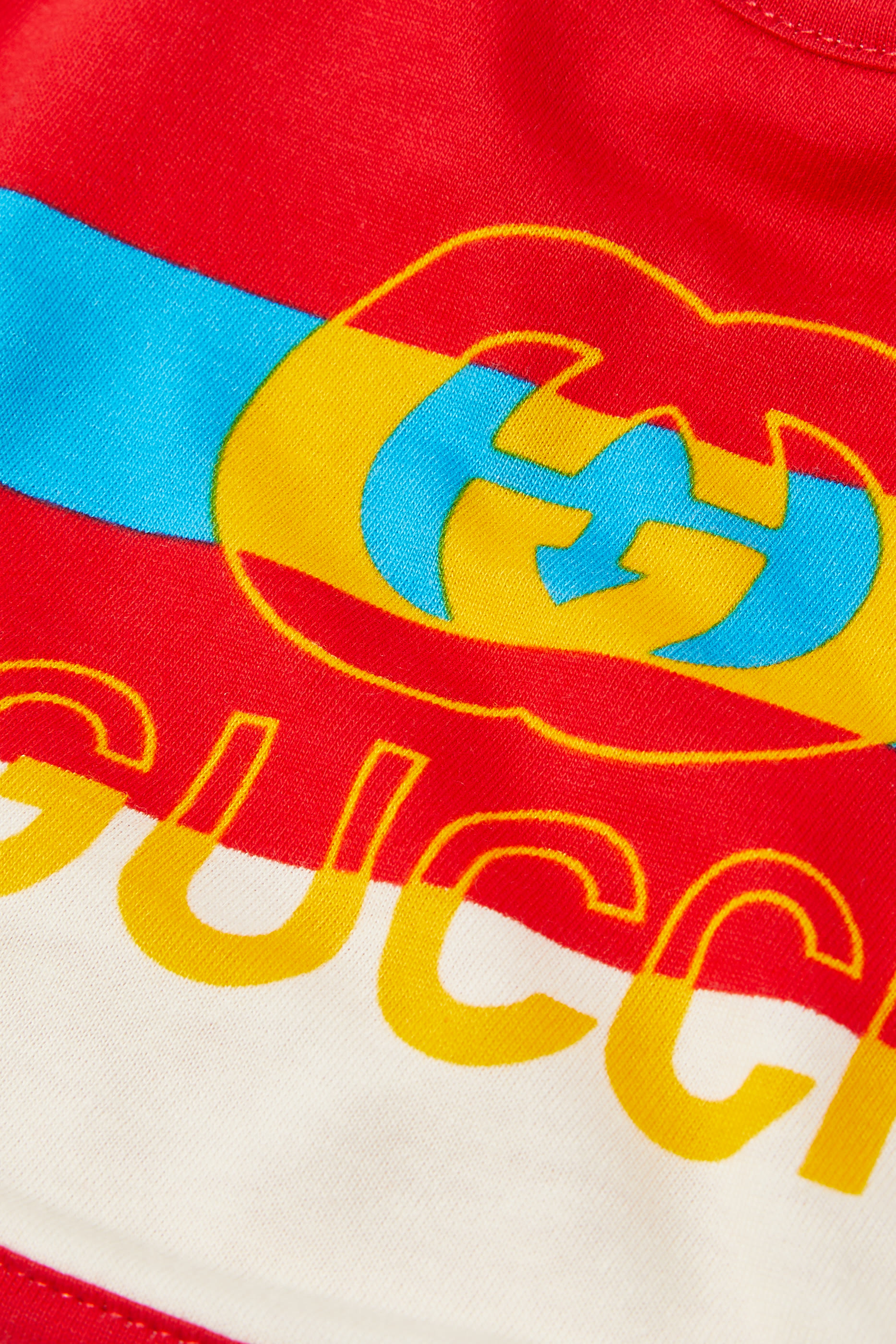 مريلة للأطفال بحرفي شعار الماركة بتصميم متداخل