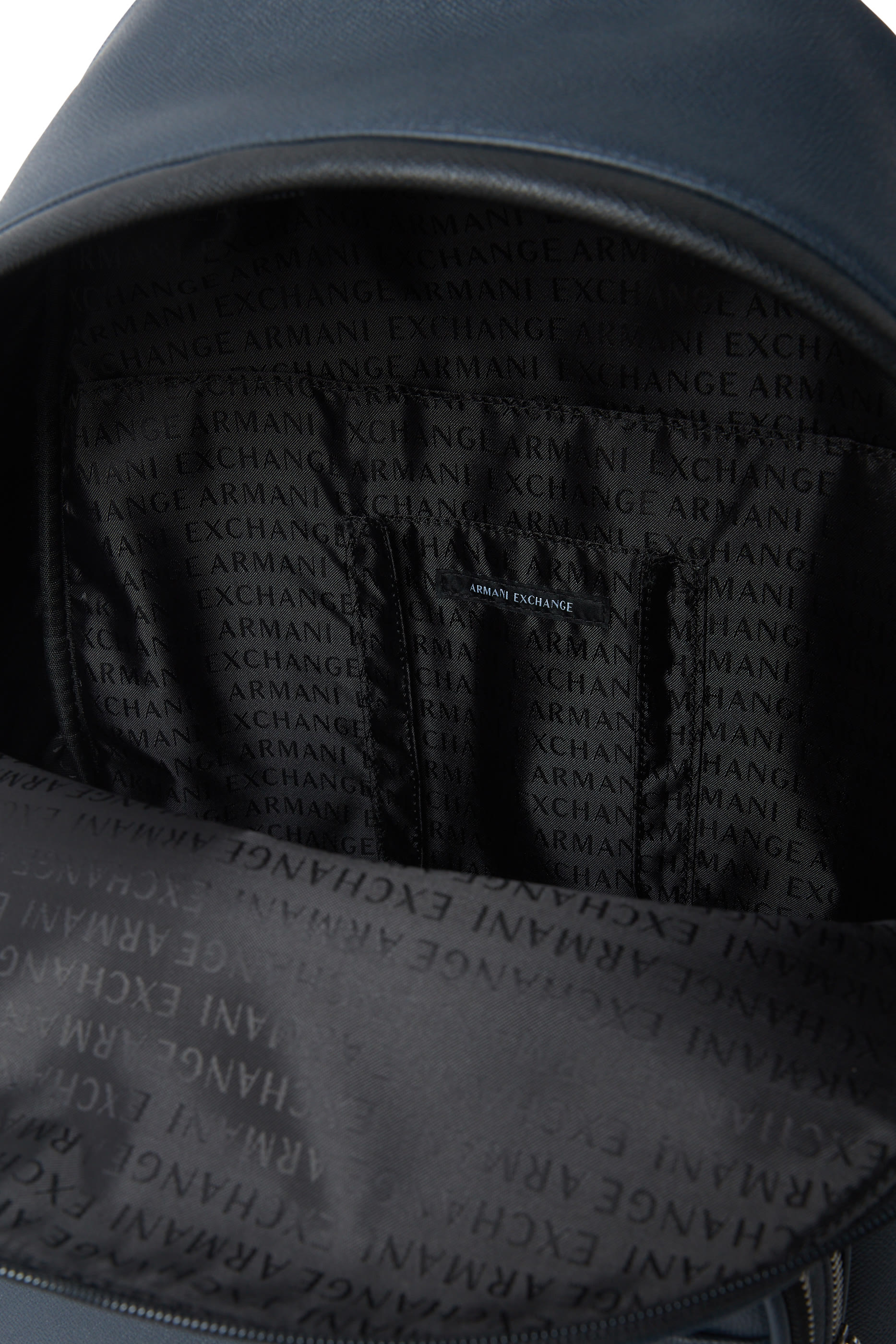 حقيبة ظهر مزينة بشعار الماركة قماش معالج