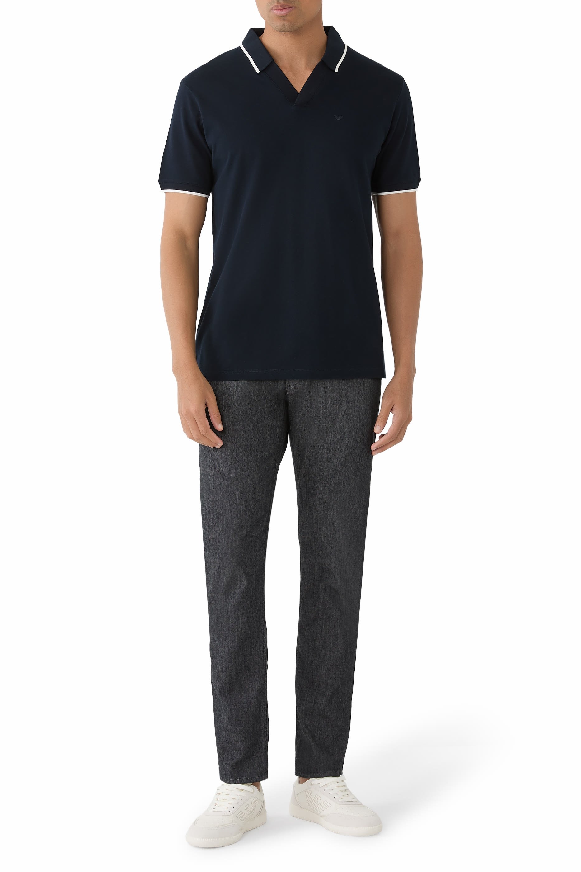 قميص بولو بياقة على شكل حرف V مزين بشعار الماركة صغير