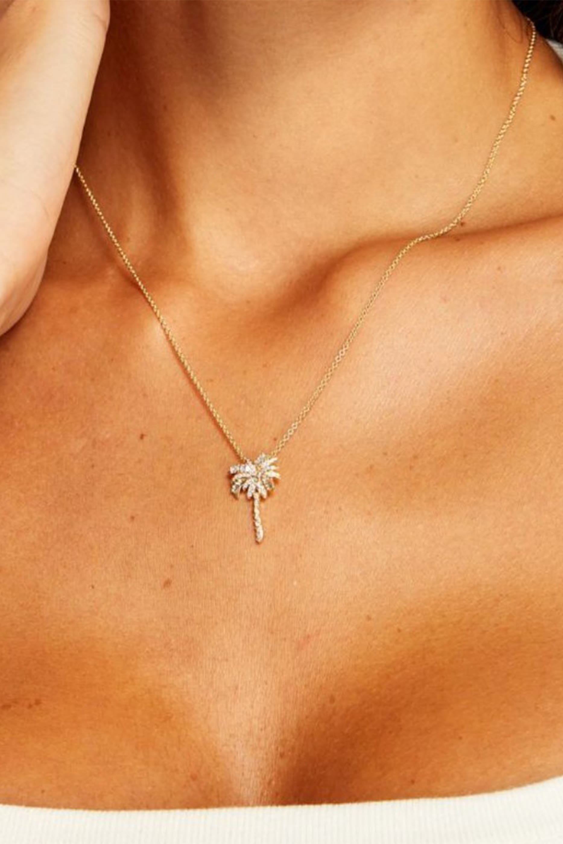 قلادة بحلية صغيرة بتصميم ورق نحيل مرصع بماس، ذهب أصفر عيار 18