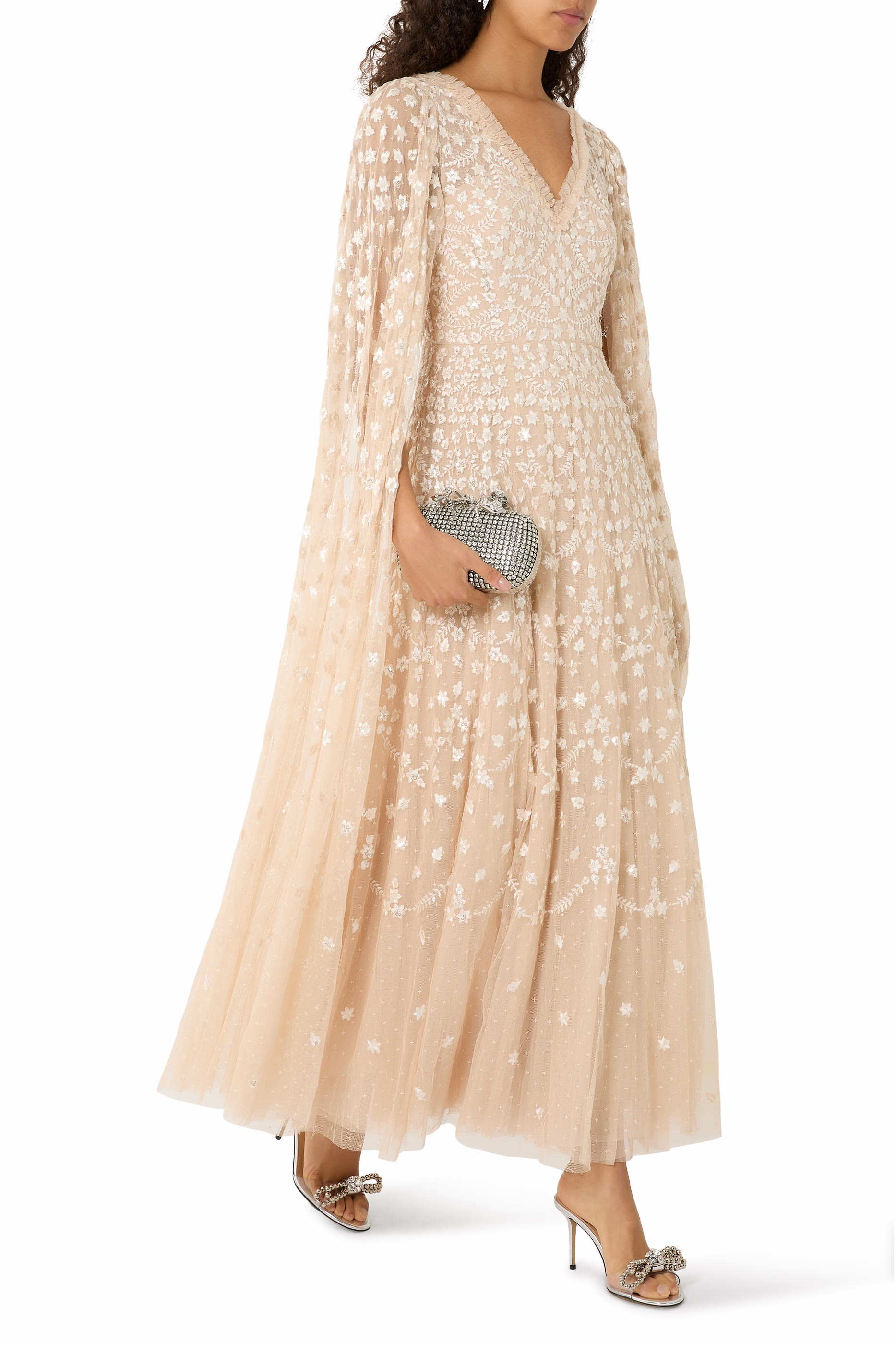 فستان سهرة بقصة بطول الكاحل بأكمام كاب وتطريزات بنقشة زهرة البرسيم