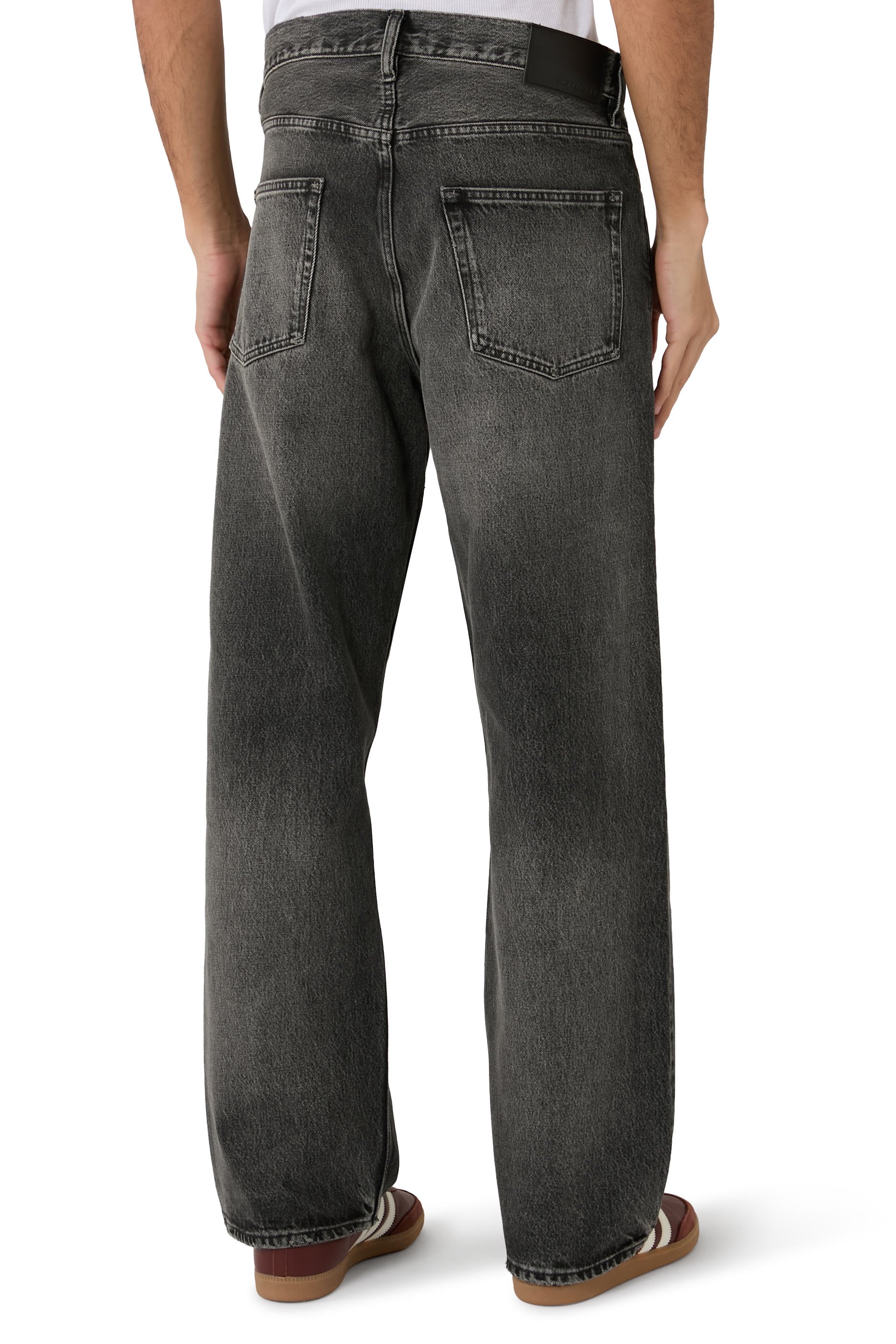 بنطال جينز بقصة واسعة