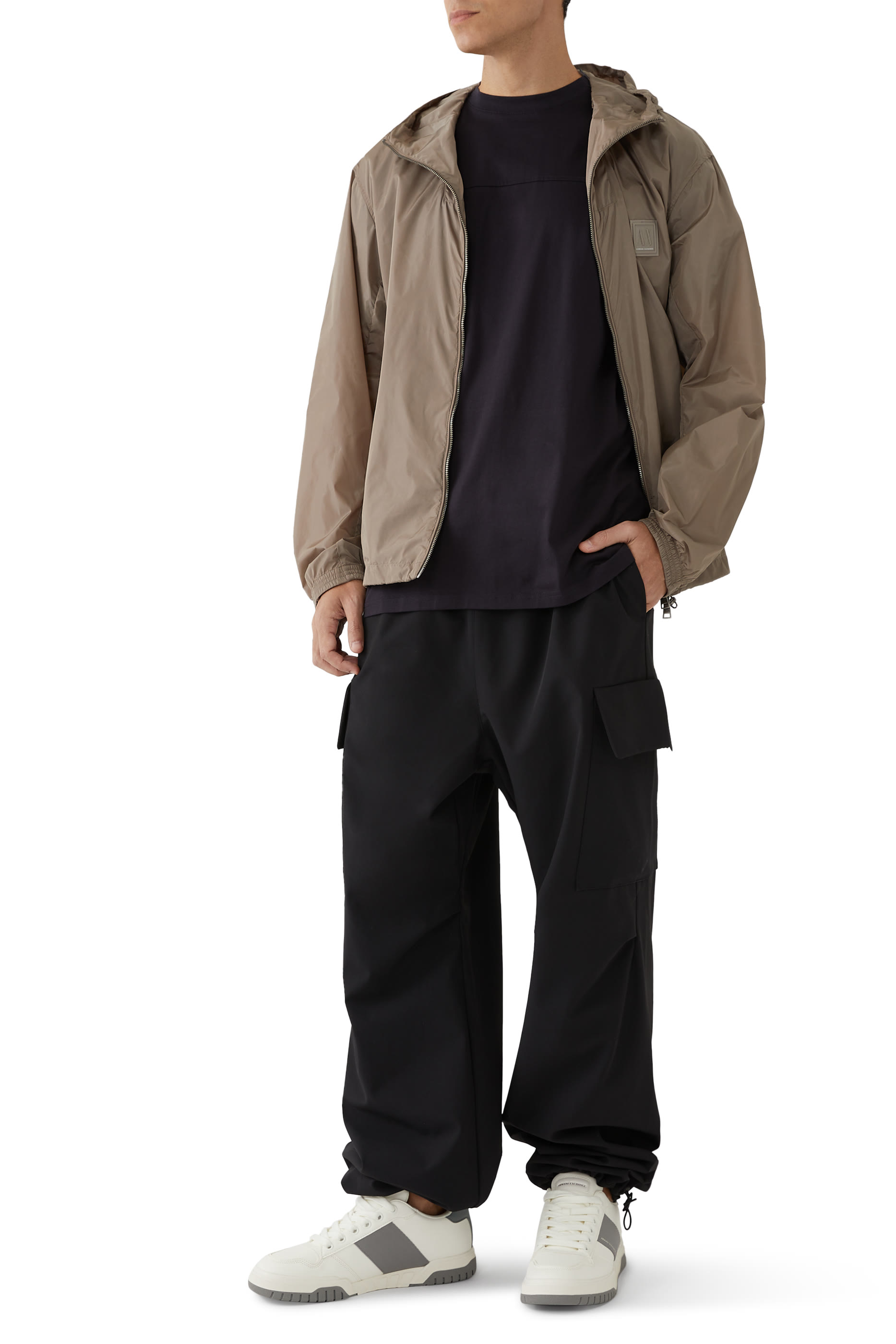 تيشيرت برقعة بشعار الماركة في الخلف