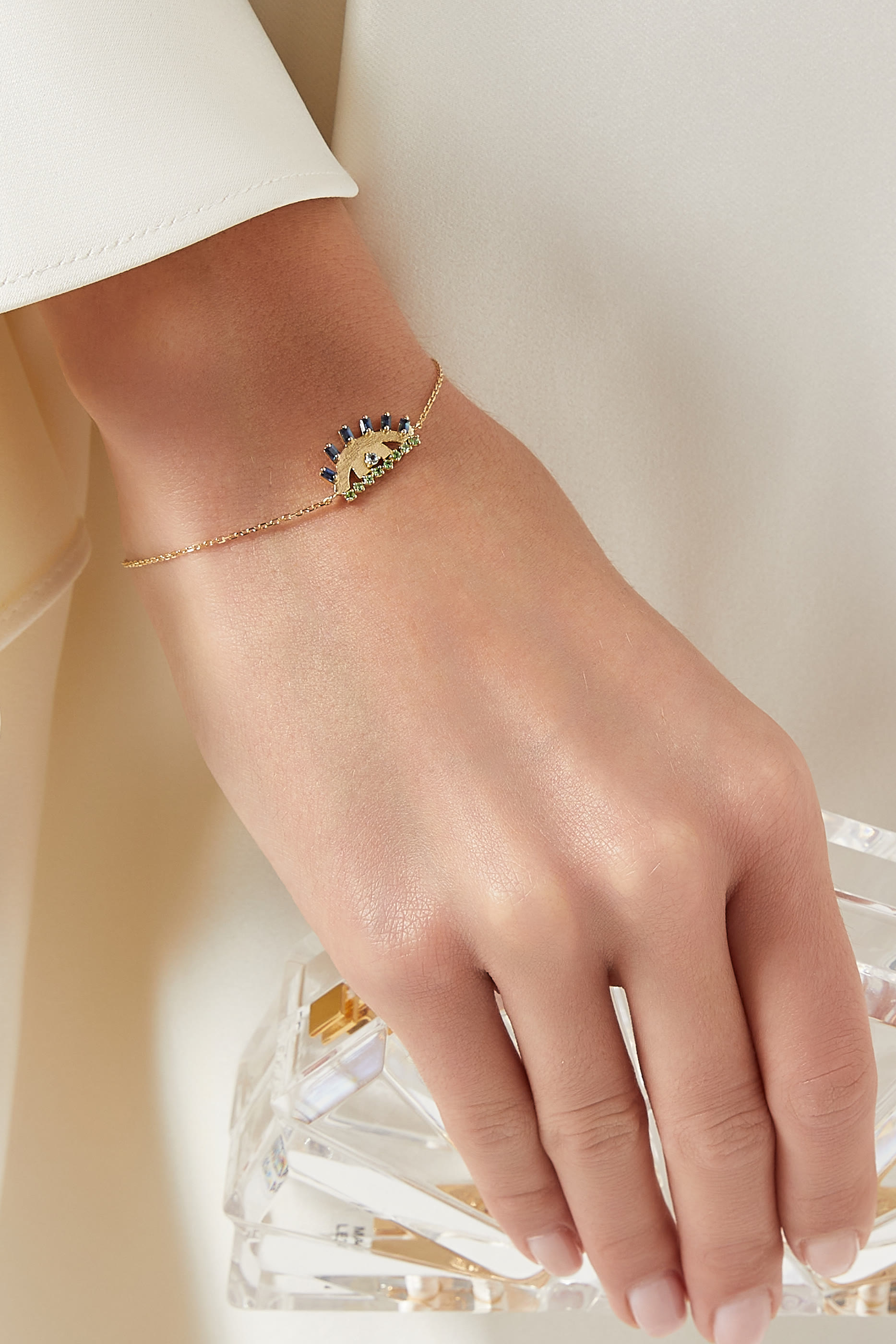 سوار بحلية عين مرصعة بالتوباز والزمرد والياقوت ذهب أصفر عيار 18