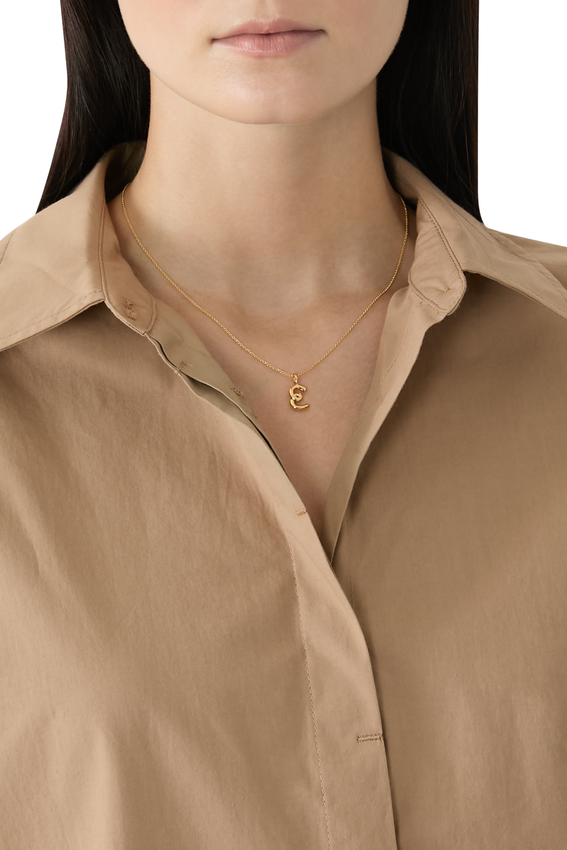 قلادة مولتن صغيرة بدلاية بتصميم حرف E بتفاصيل مقوسة، فضة إسترلينية معاد تدويرها مطلية  بذهب معاد تدويره عيار 18 قيراط