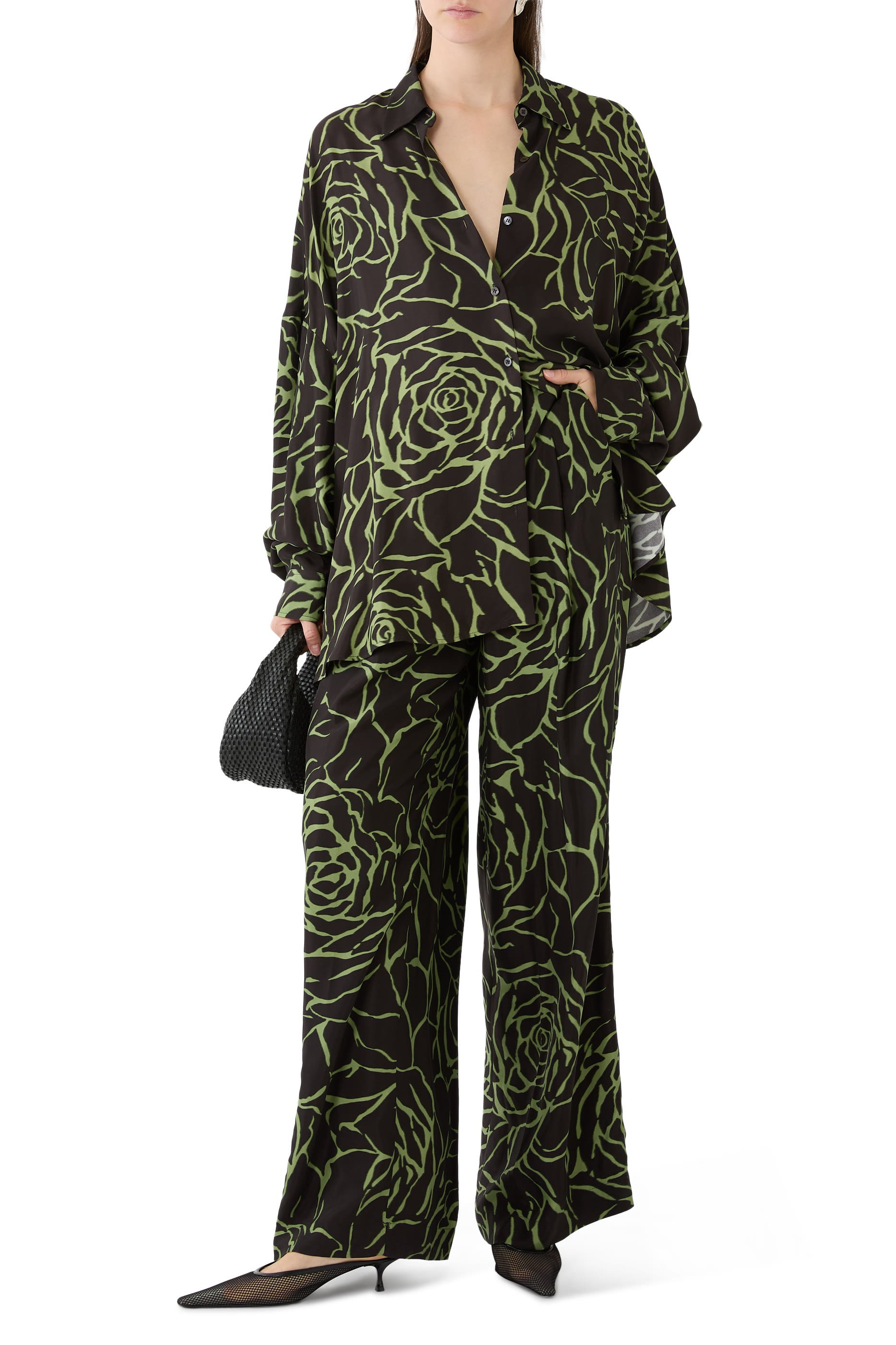 بنطال بيلا بطبعة ورد كبيرة بطيات وقصة ساق واسعة