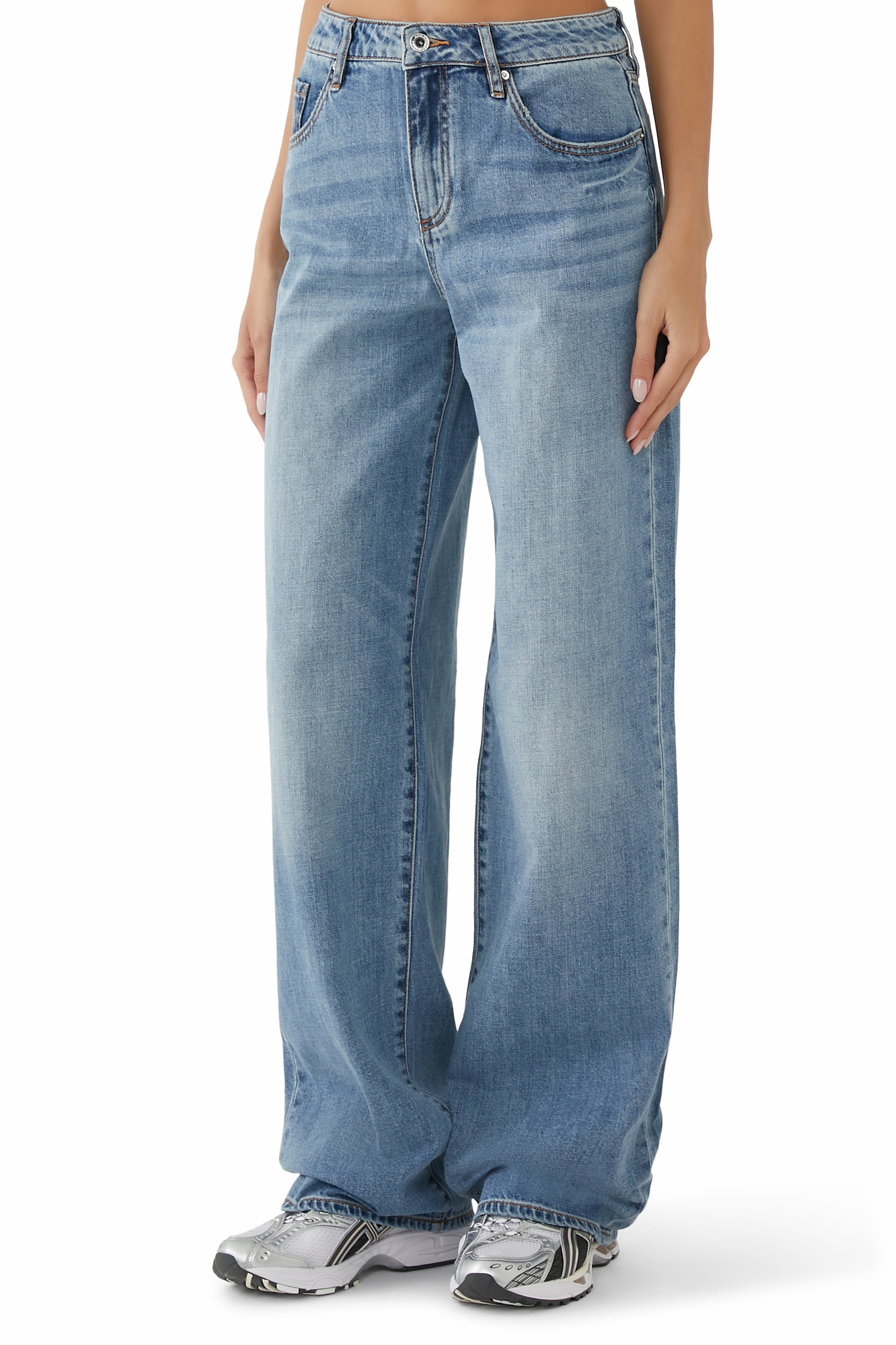 بنطال جينز بقصة مريحة