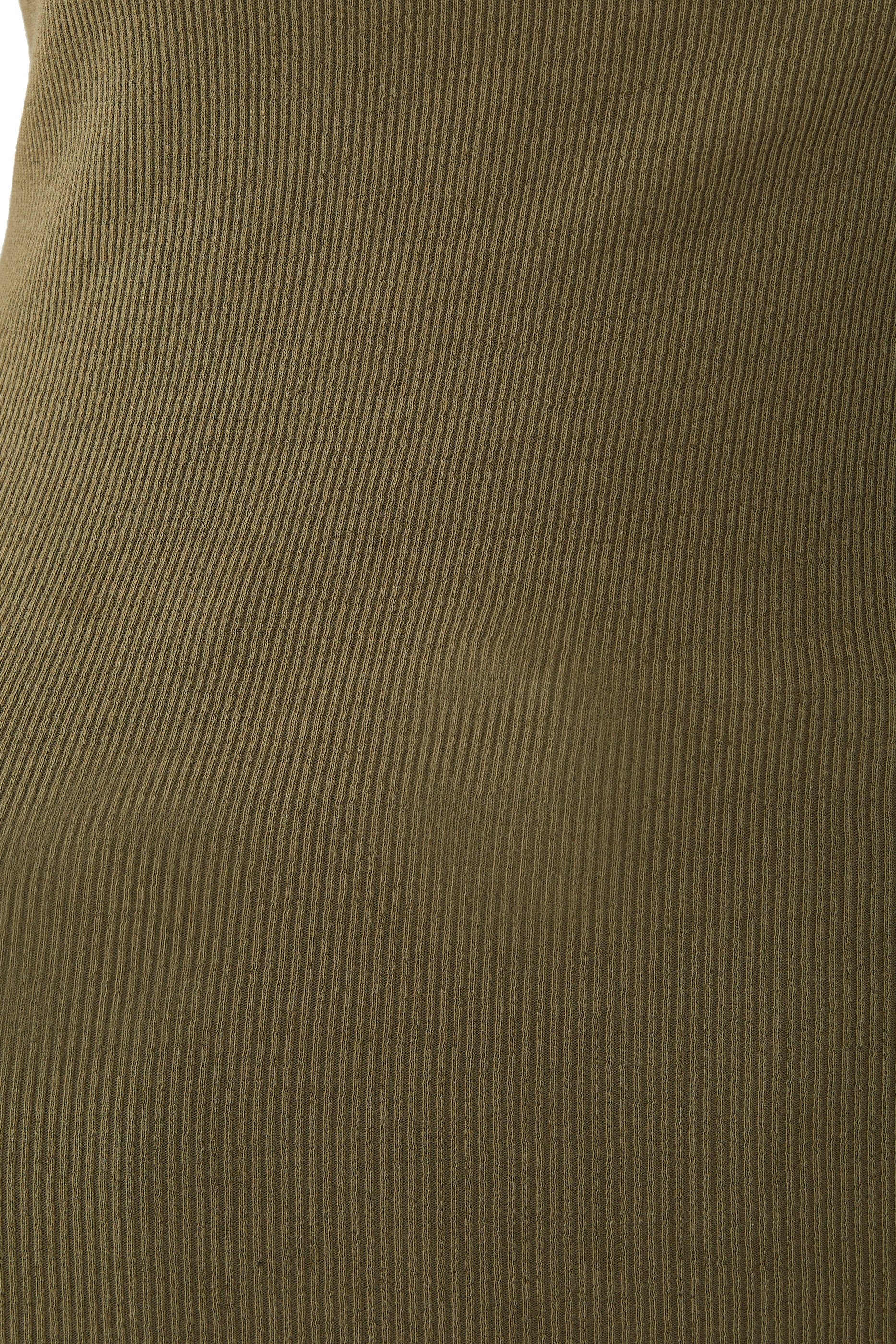 بلوزة مضلعة بلا أكمام