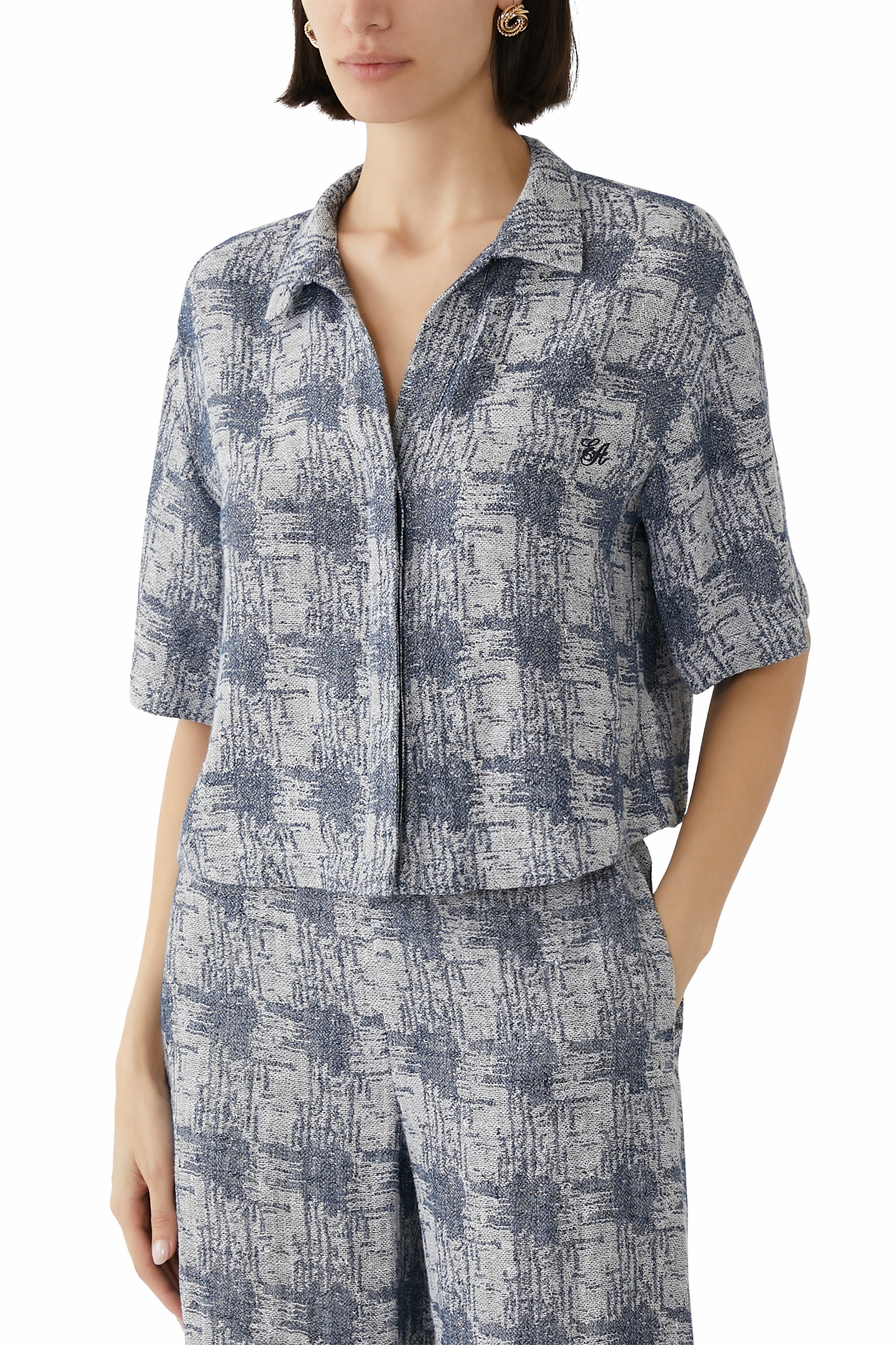 قميص بشعار الماركة المطرز على الصدر