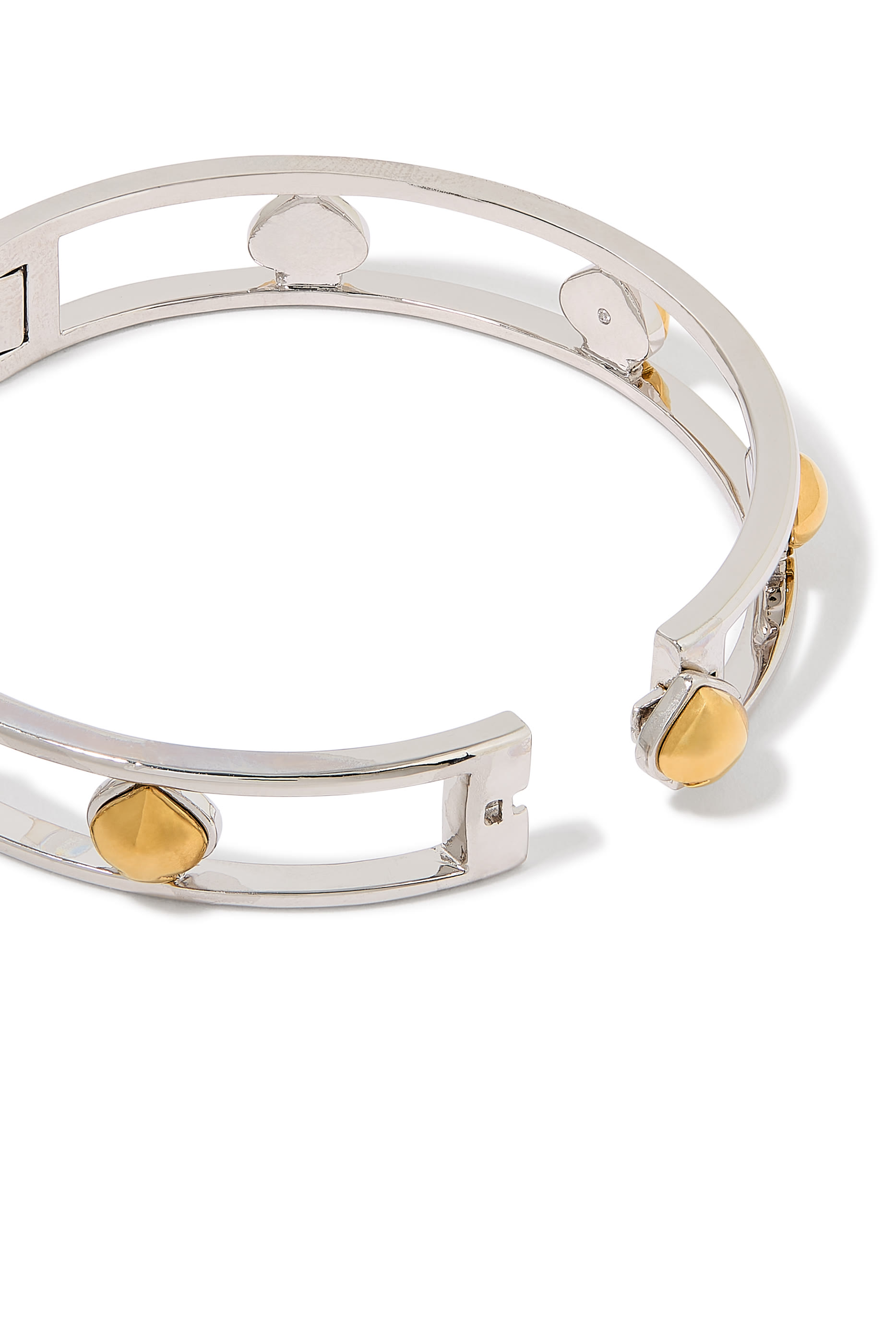 سوار بفتحات وحلي منحوتة بالشكل البستوني