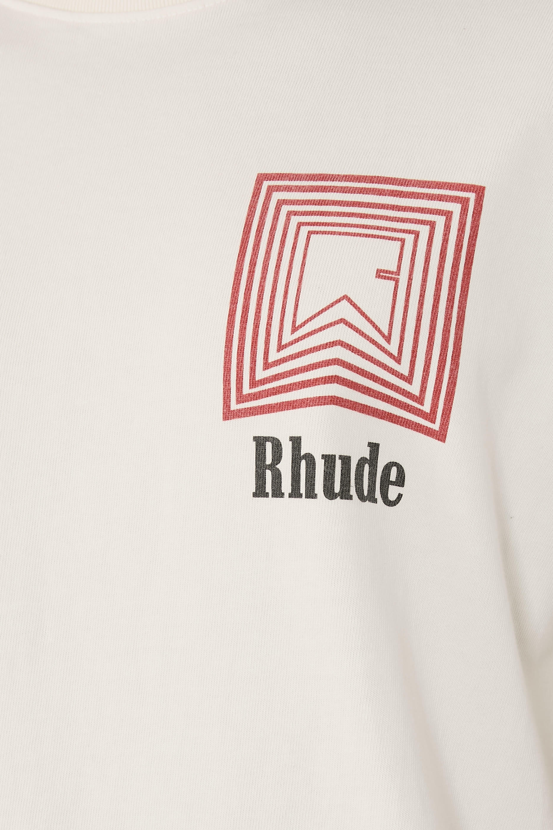 تيشيرت بنقشة مكررة بشعار الماركة وخطوط متعرجة