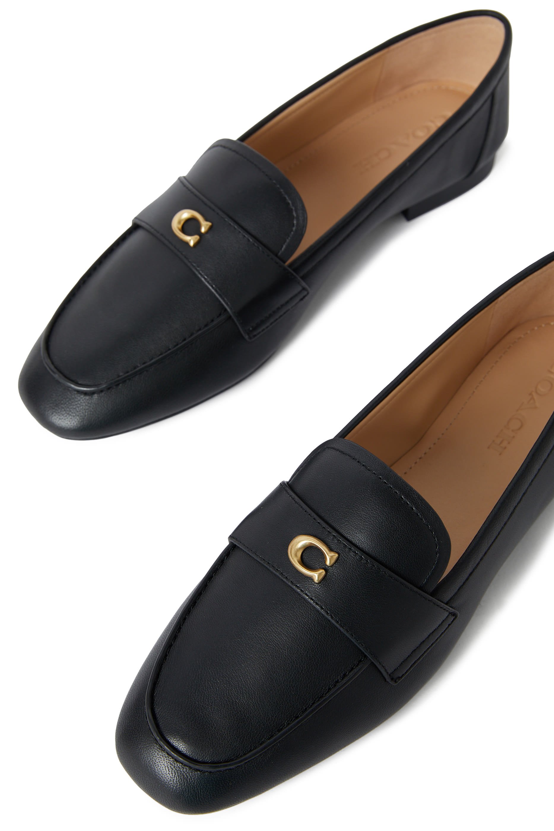 حذاء سهل الارتداء بحلية منحوتة بتصميم حرف شعار الماركة