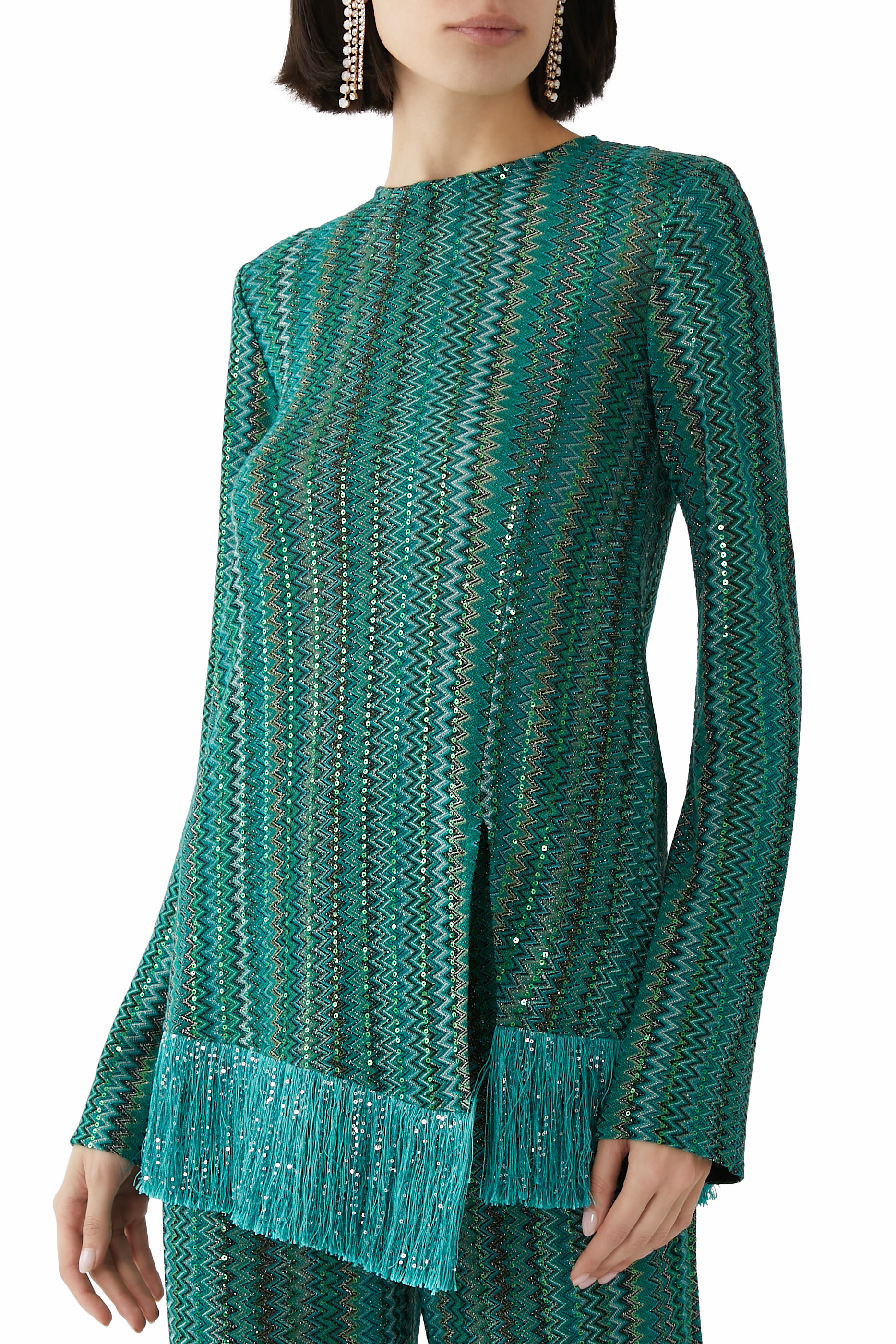 بلوزة بتصميم حصري غير متماثل بنقشة خطوط متعرجة مزينة بترتر وشراشيب راشيل