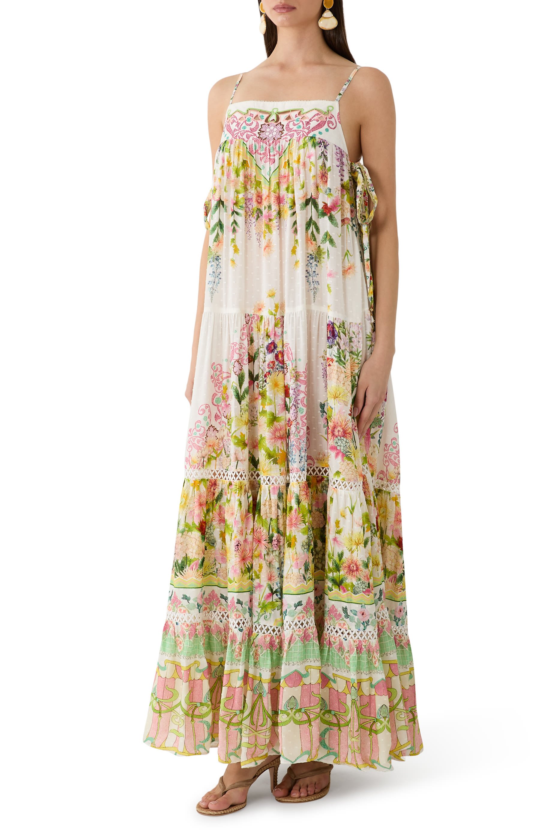 فستان طويل بطيات مزين بفيونكة