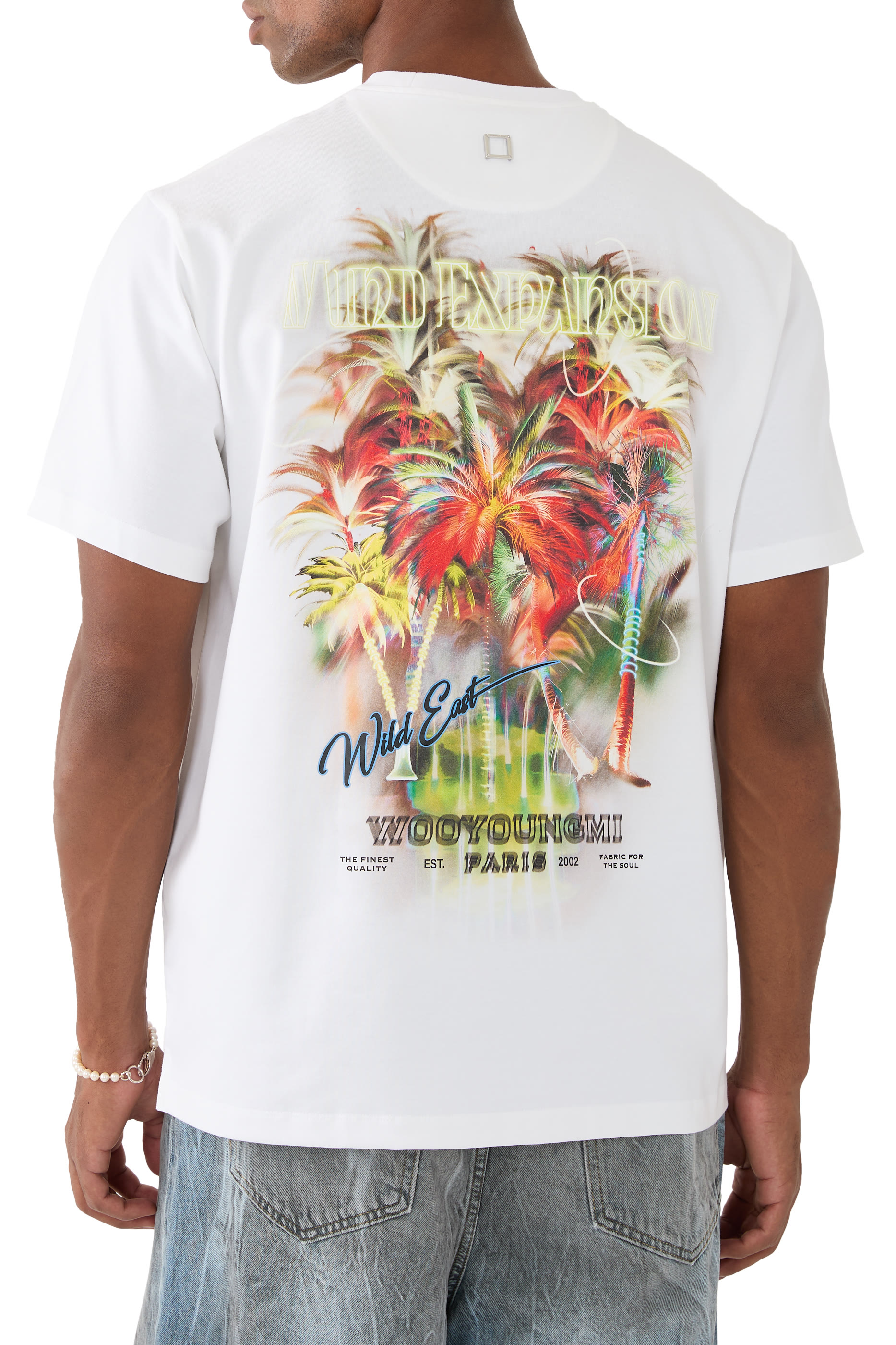 تيشيرت بطبعة غرافيك