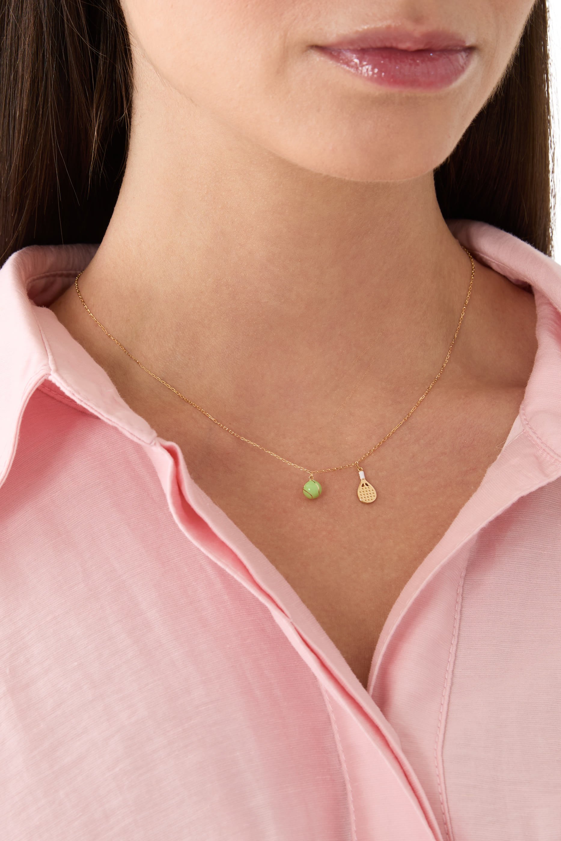 قلادة بدلاية صغيرة بتصميم مضرب مزينة بالمينا، ذهب أصفر عيار 18